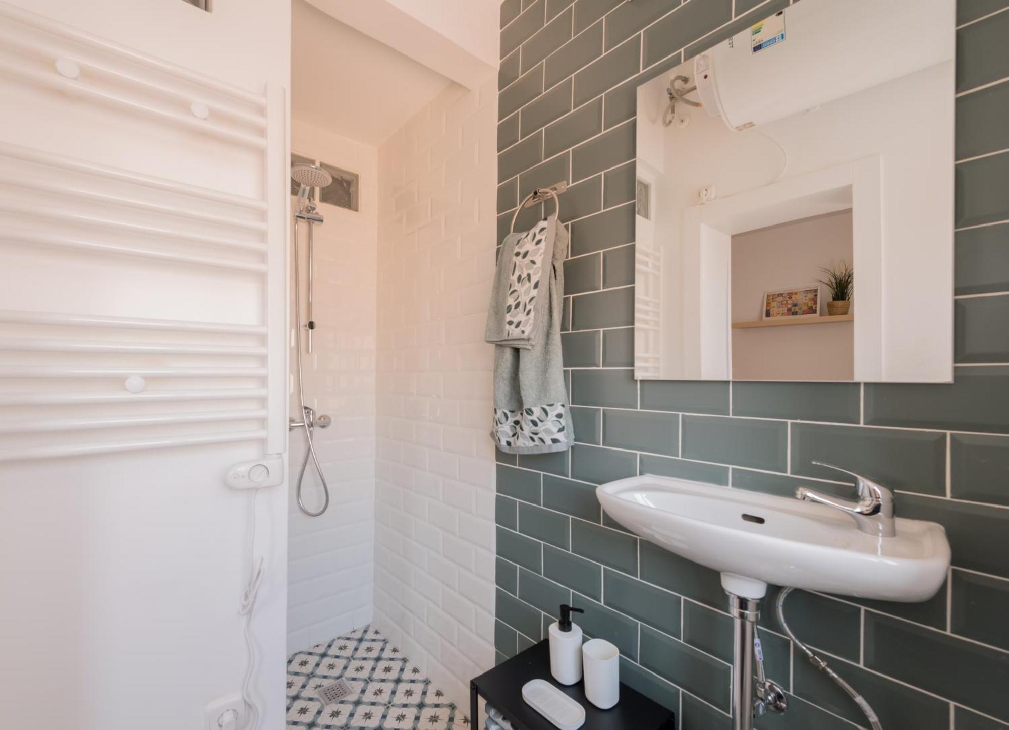Bright And Cheerful With Modern Comforts And Private Bathroom Homestay *