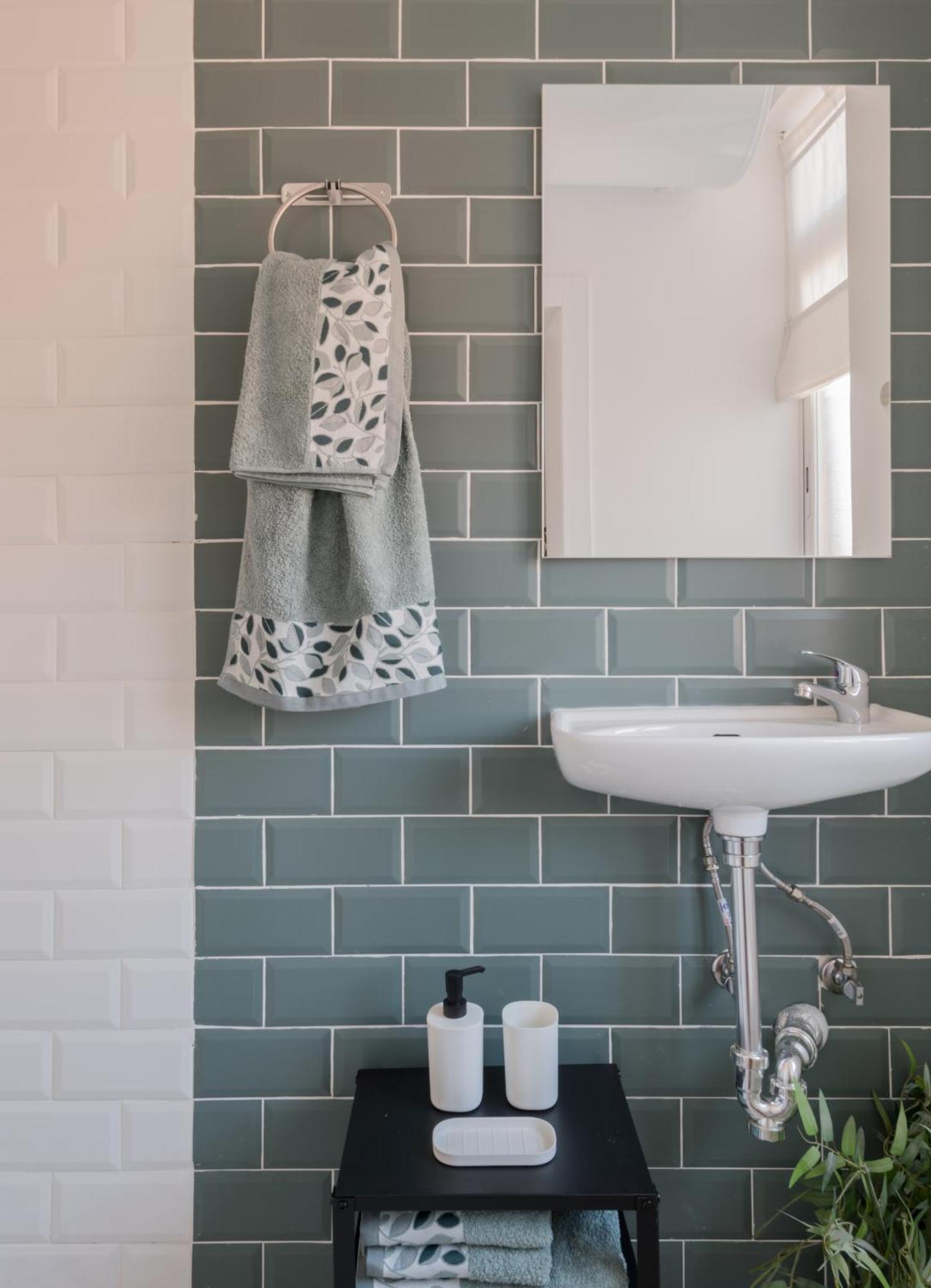 Bright And Cheerful With Modern Comforts And Private Bathroom *