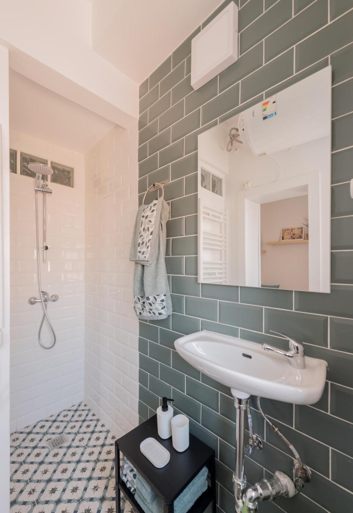 Homestay Bright And Cheerful With Modern Comforts And Private Bathroom