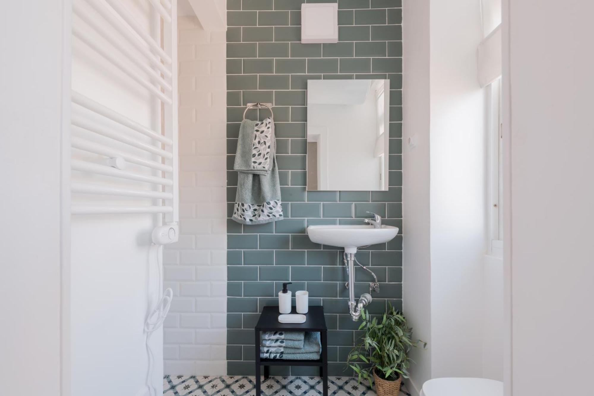 Bright And Cheerful With Modern Comforts And Private Bathroom