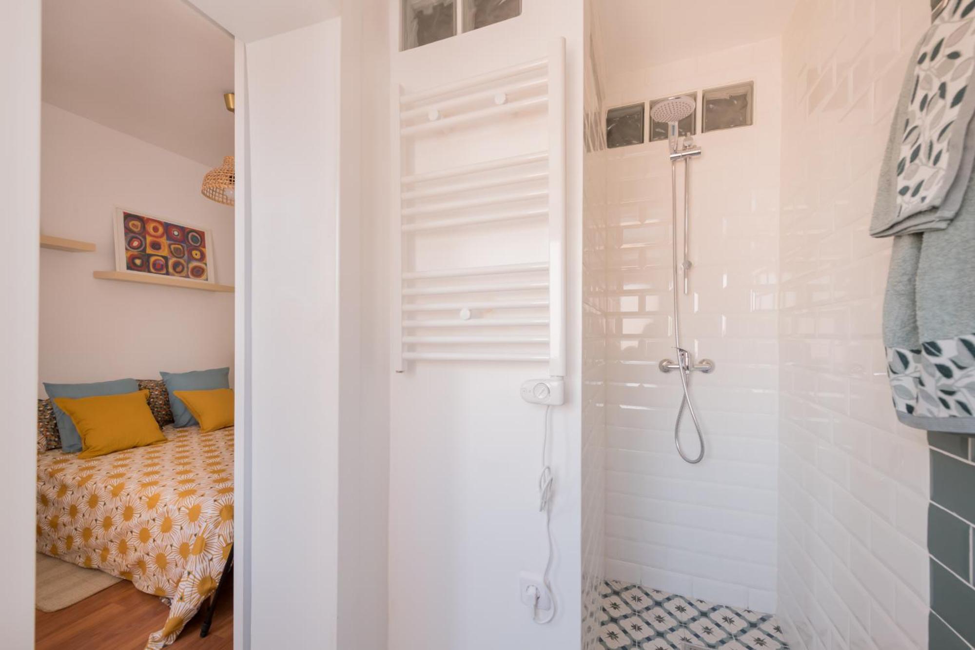 Bright And Cheerful With Modern Comforts And Private Bathroom Homestay *