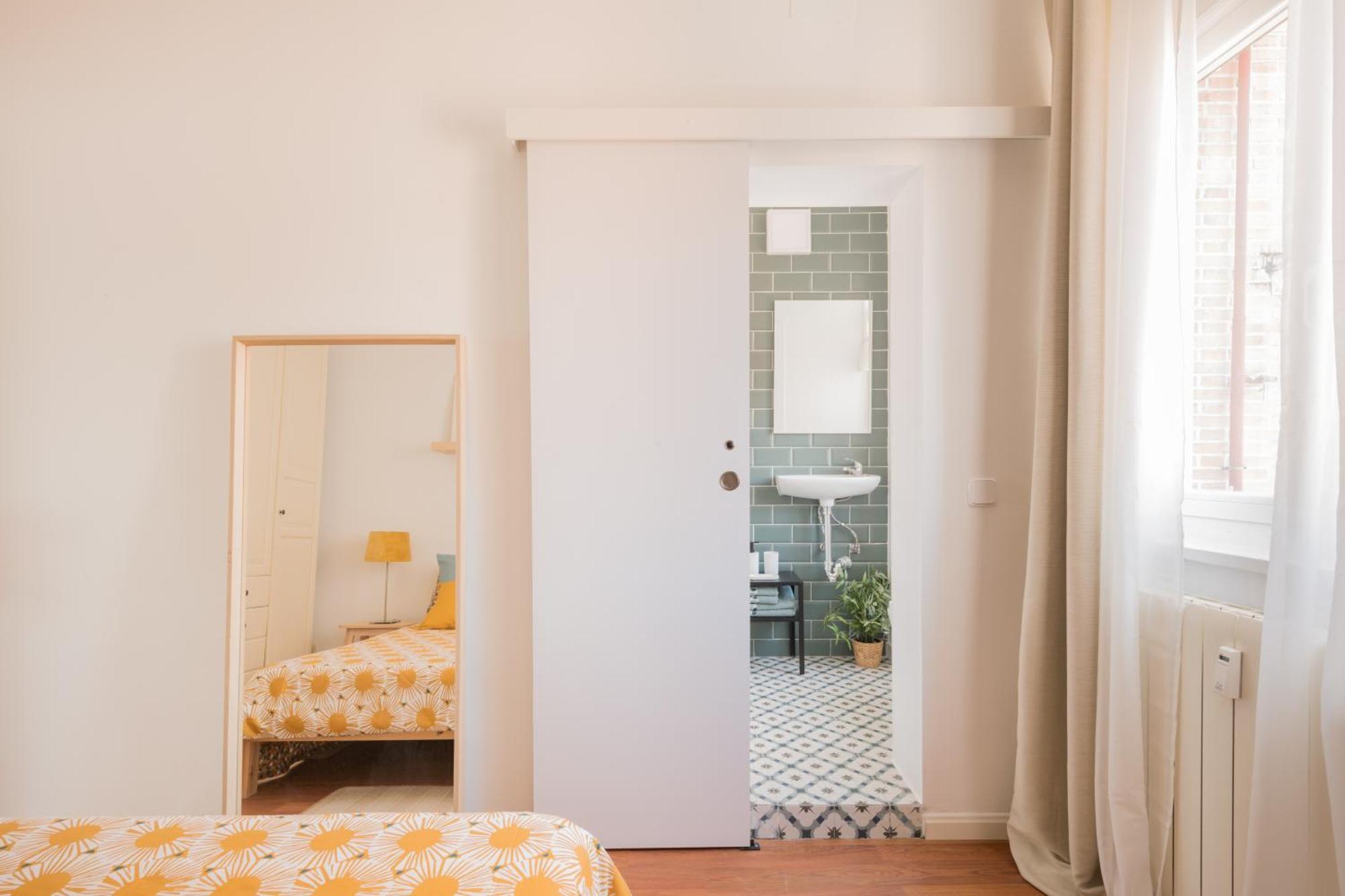 Bright And Cheerful With Modern Comforts And Private Bathroom * Madrid