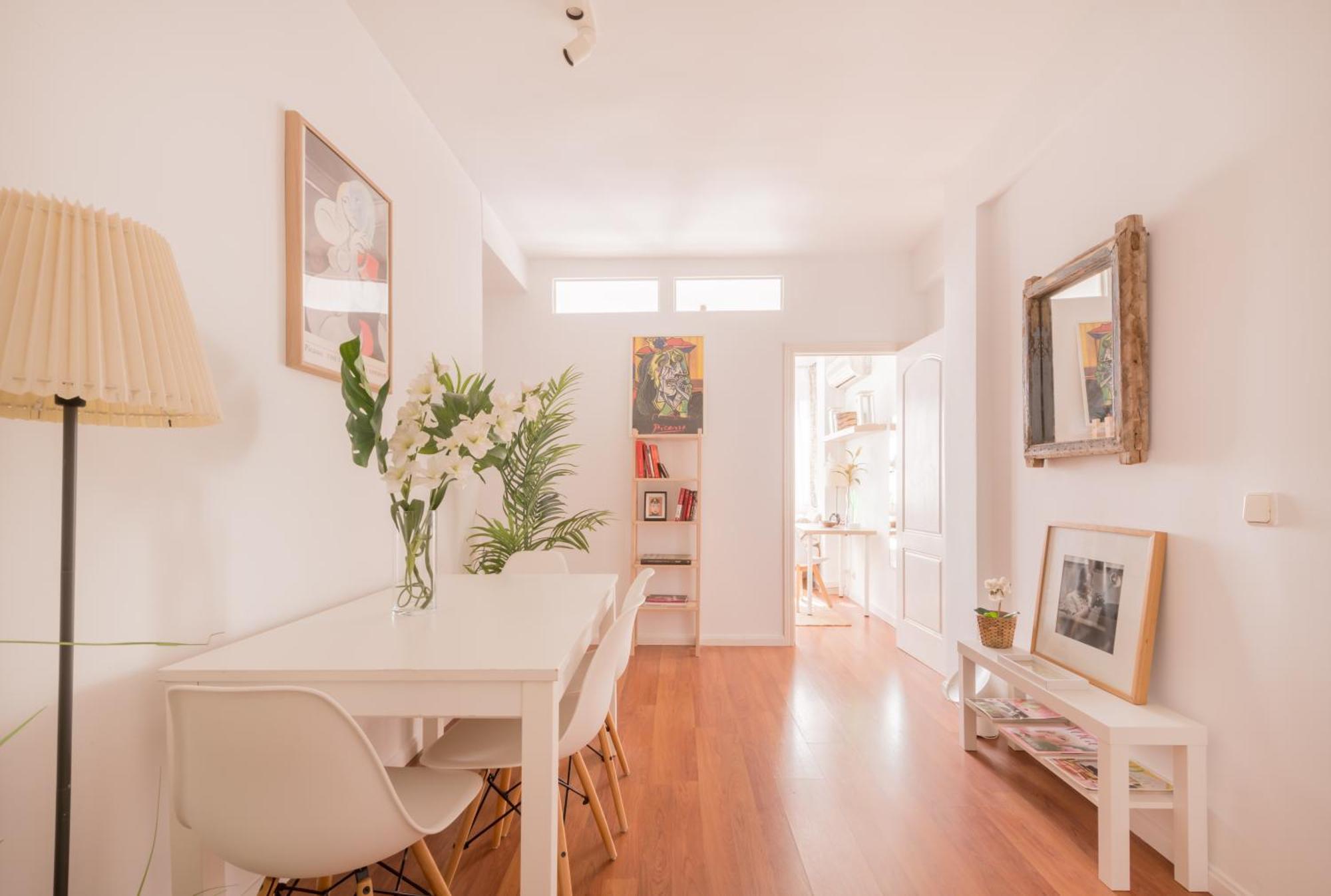 Bright And Cheerful With Modern Comforts And Private Bathroom