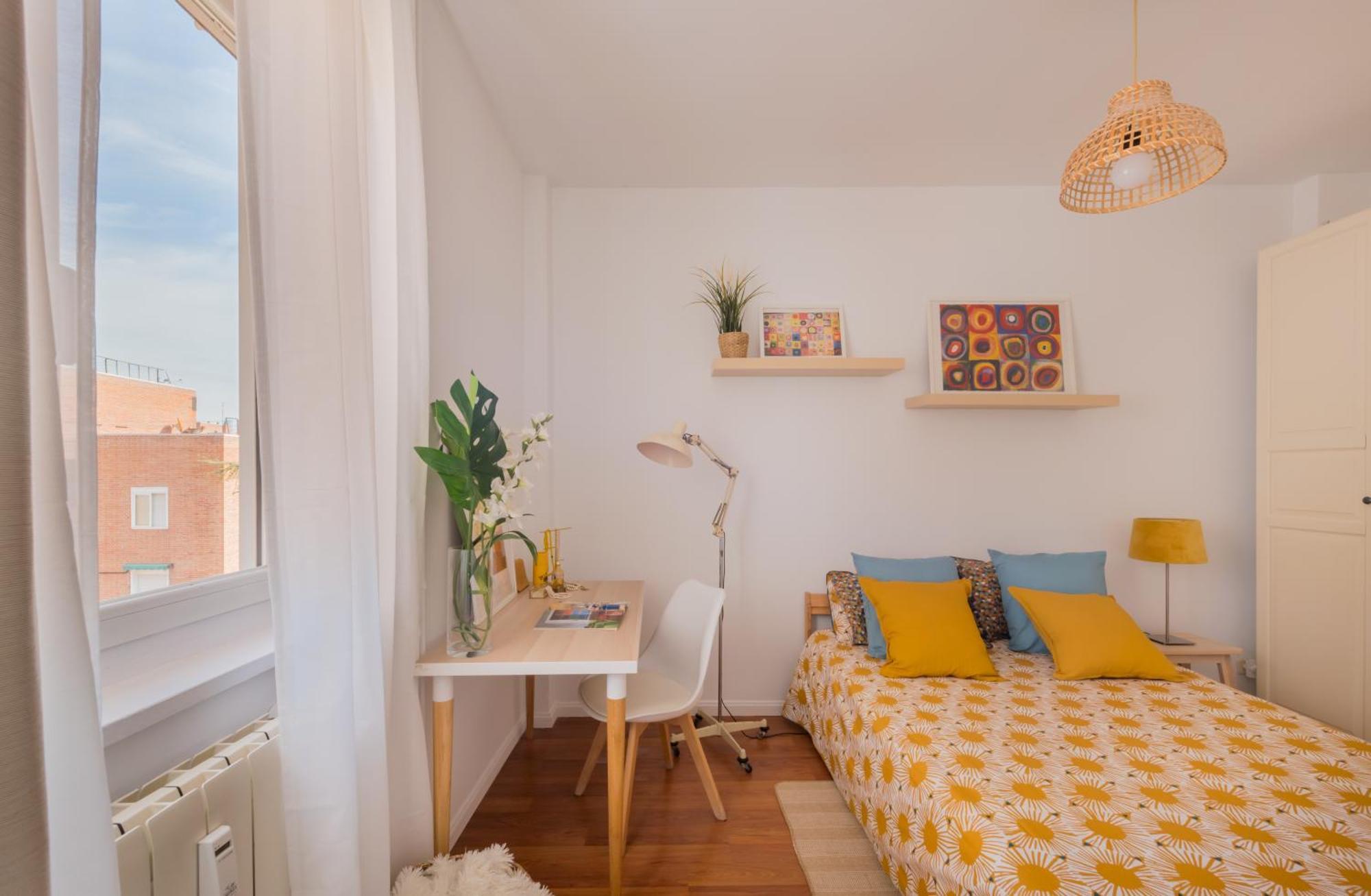 Bright And Cheerful With Modern Comforts And Private Bathroom Homestay Madrid