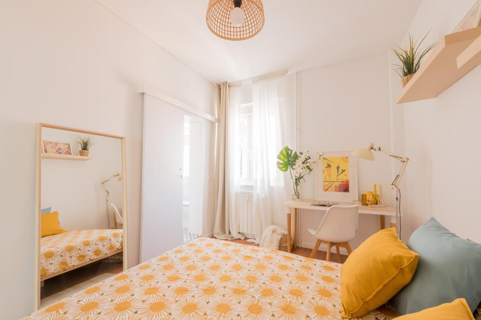 Bright And Cheerful With Modern Comforts And Private Bathroom Madrid