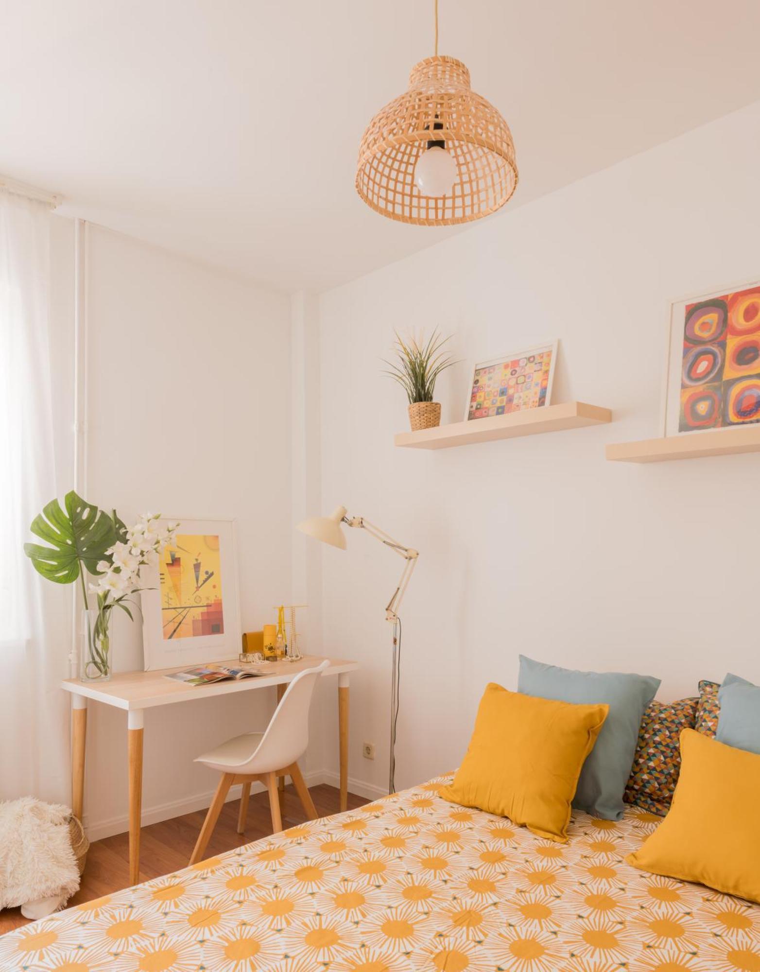 Bright And Cheerful With Modern Comforts And Private Bathroom Homestay