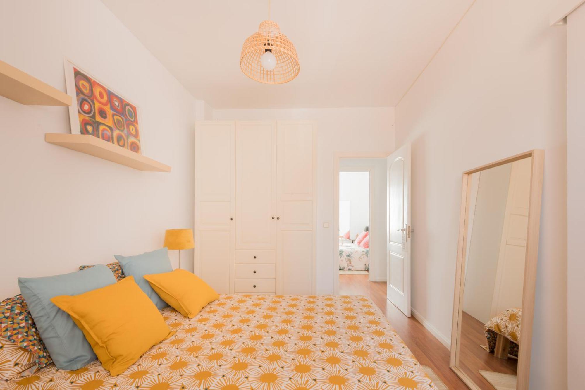 Bright And Cheerful With Modern Comforts And Private Bathroom Homestay Madrid