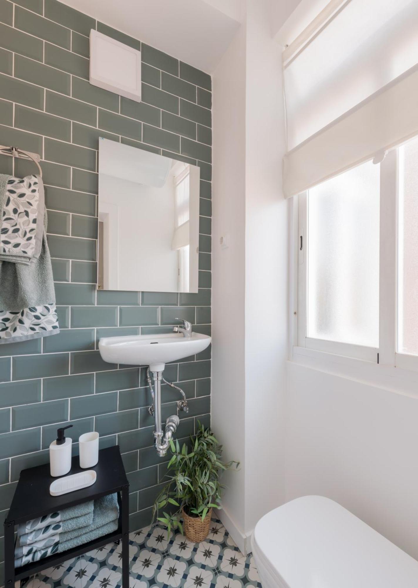 Bright And Cheerful With Modern Comforts And Private Bathroom *