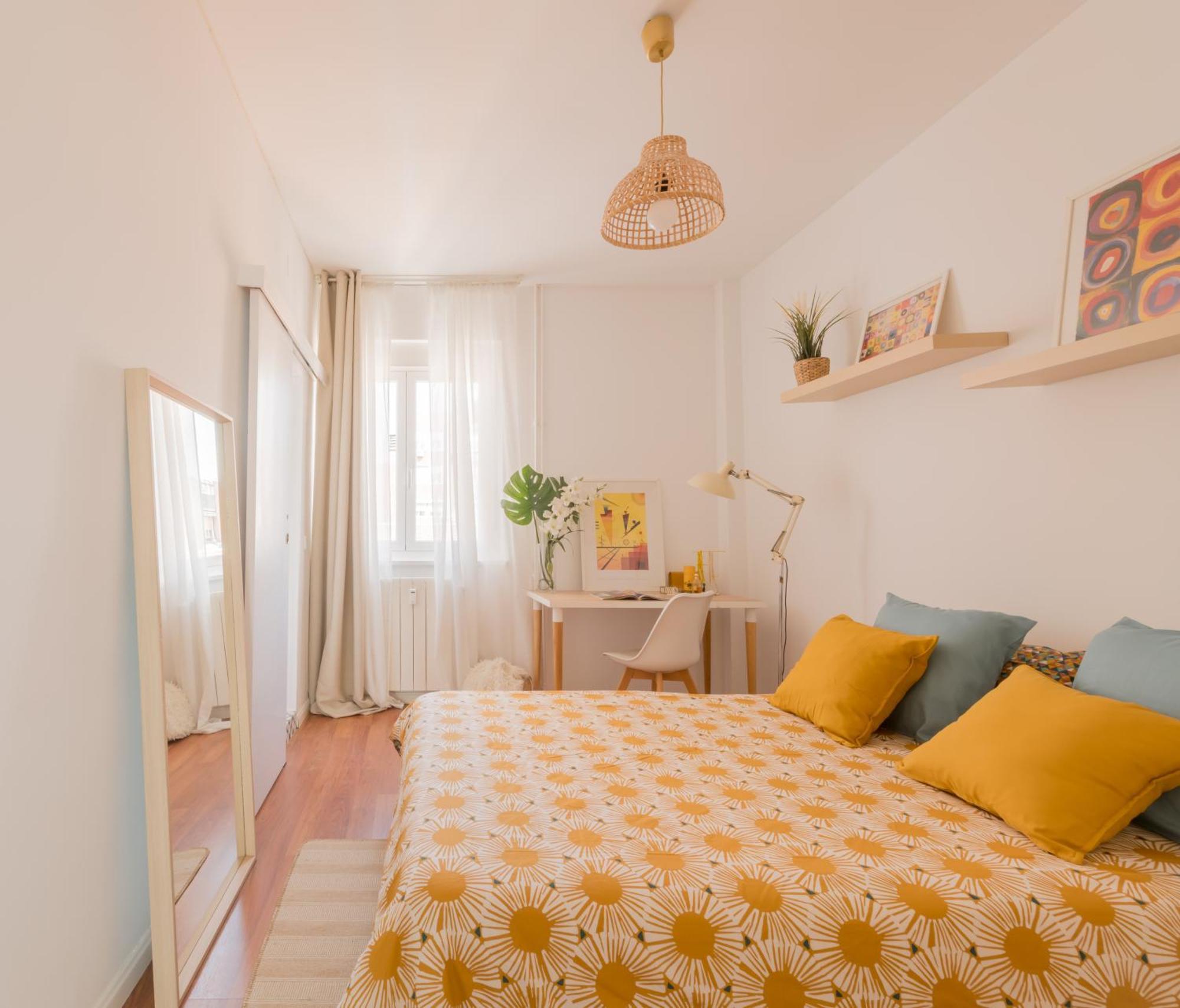 Bright And Cheerful With Modern Comforts And Private Bathroom Madrid