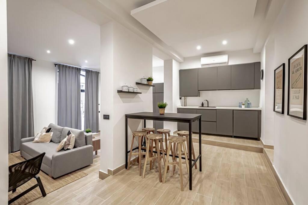 Stunning And Spacious Flat At Barrio De Letras *
