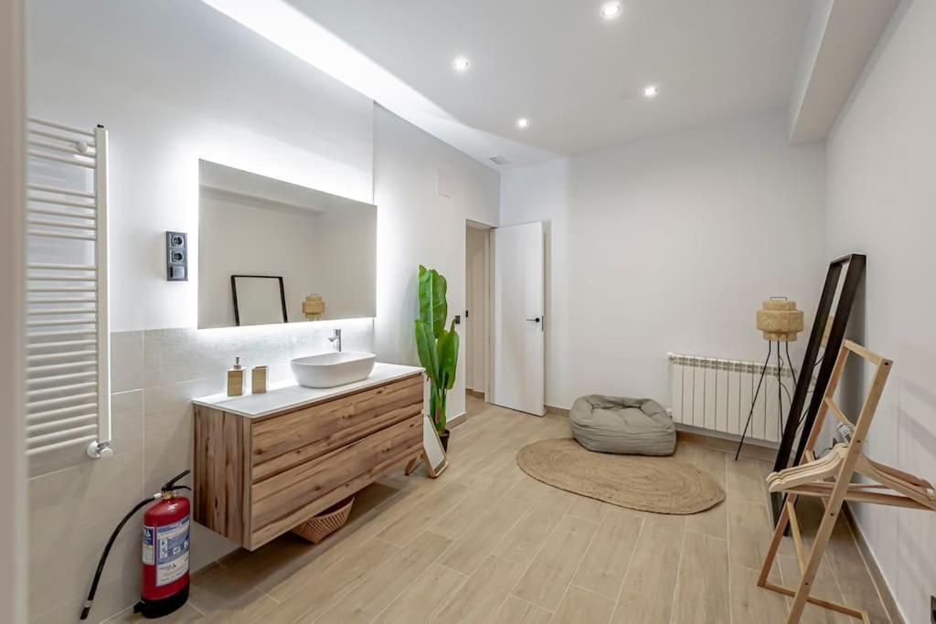 Stunning And Spacious Flat At Barrio De Letras Madrid