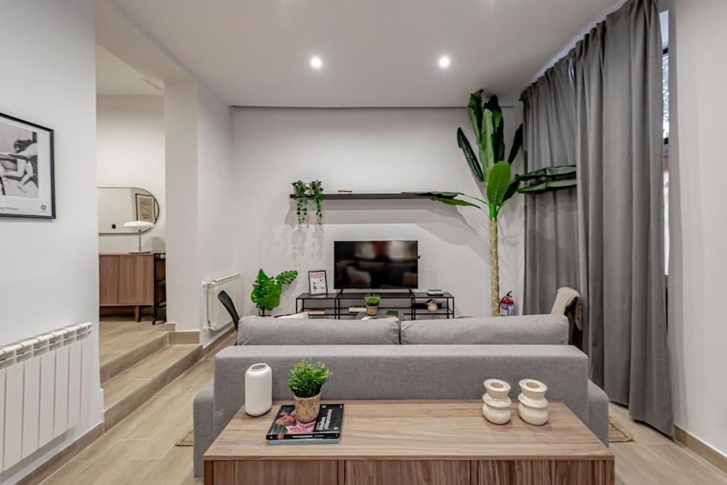 Stunning And Spacious Flat At Barrio De Letras *