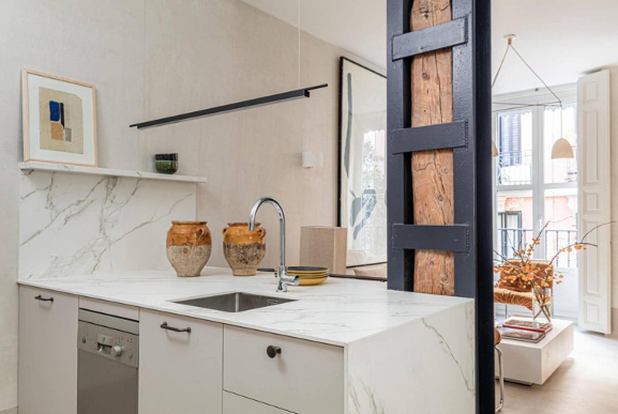 Exclusive Nestled In The Vibrant Neighborhood Of Neptuno Lejlighed Madrid