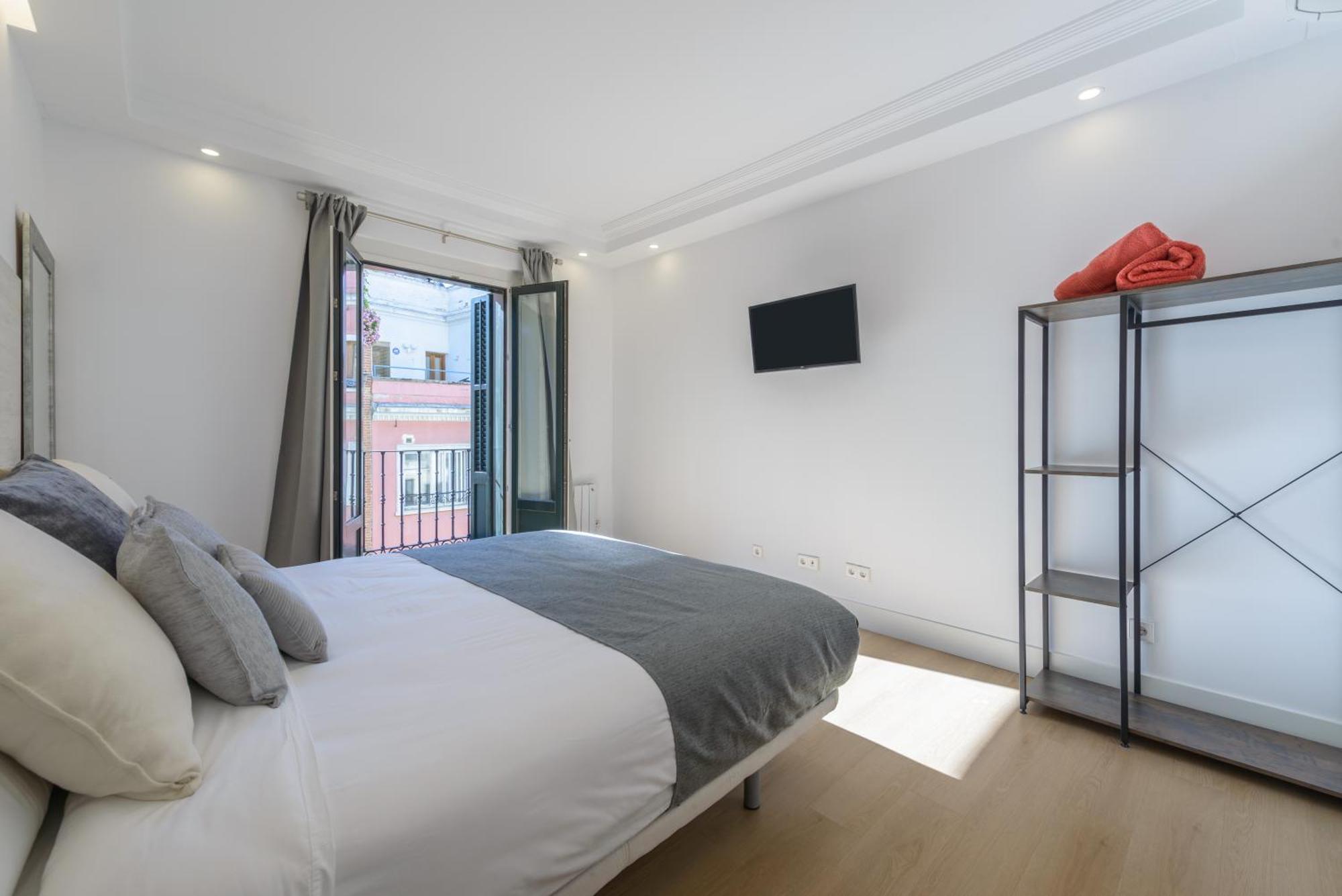 Gran Via New 2br 1bth Elevator * Madrid