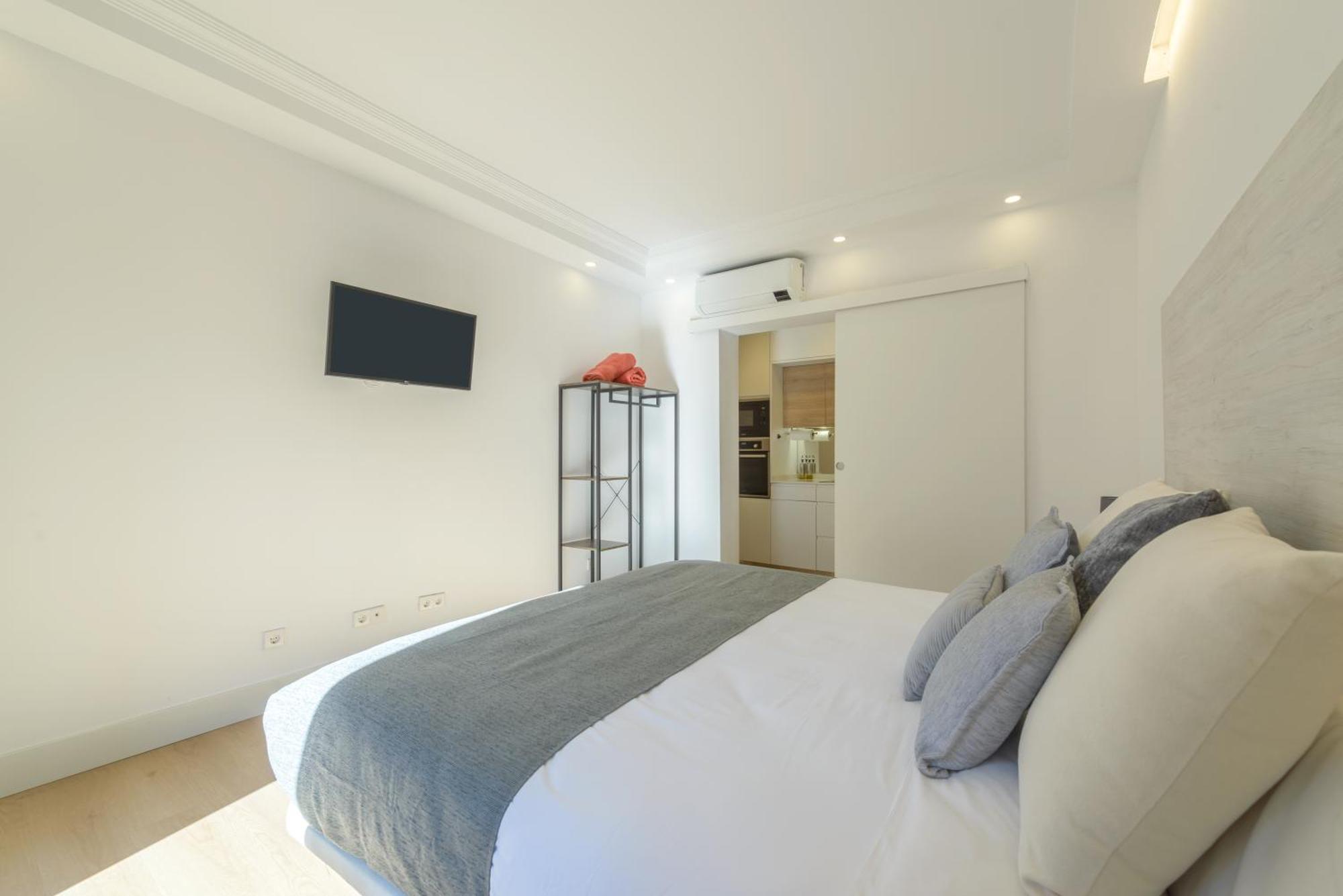 Gran Via New 2br 1bth Elevator Madrid