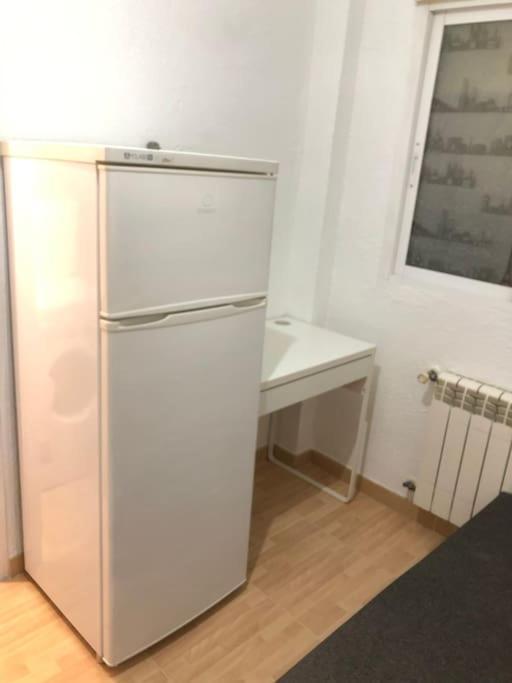 Canarias Calle, Pequeno Estudio Sin Cocina, Cama Doble Y Litera Individual En Zona Atocha - Delicias * Madrid