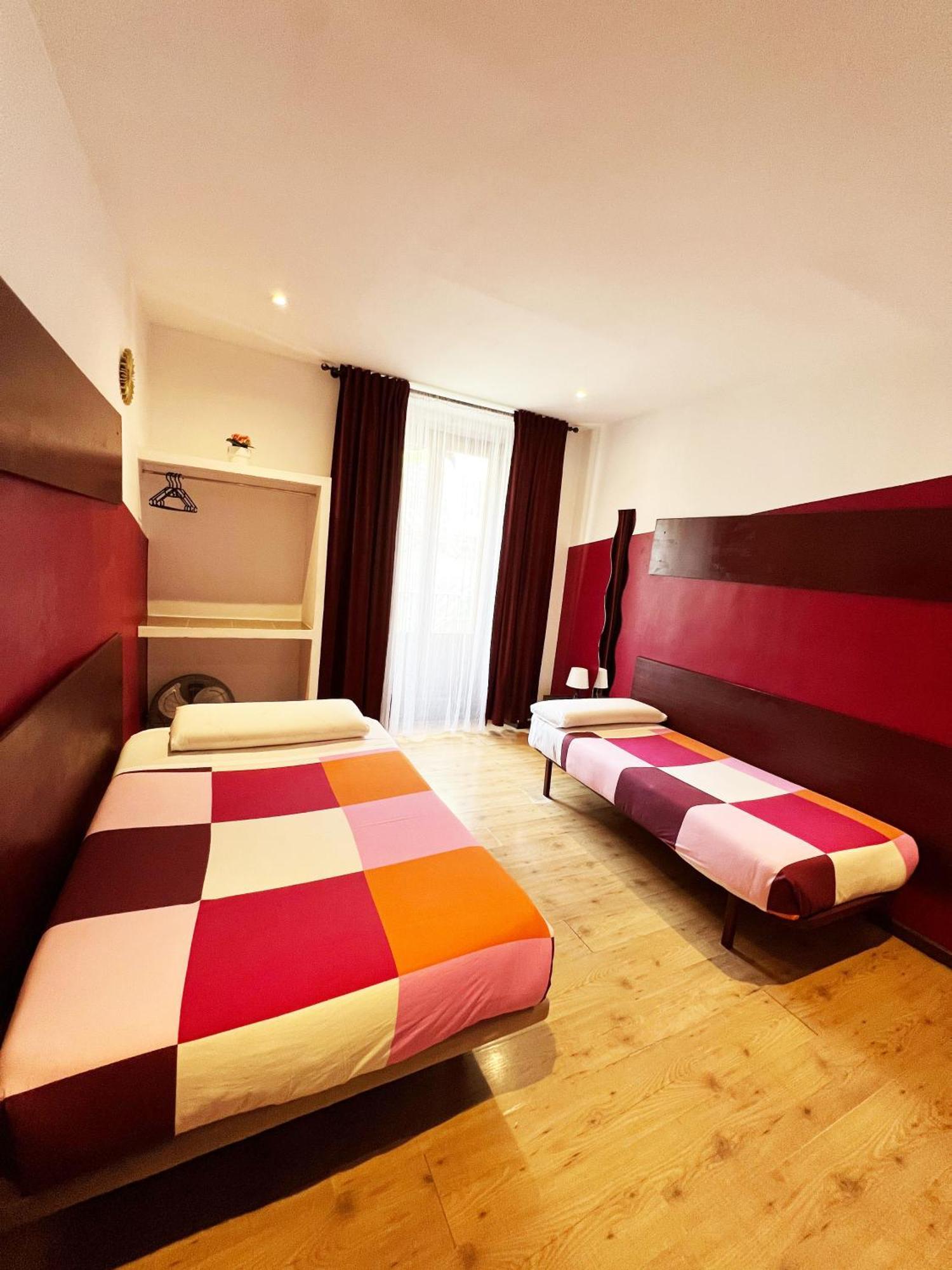La Casa De La Plaza Gasthof Madrid