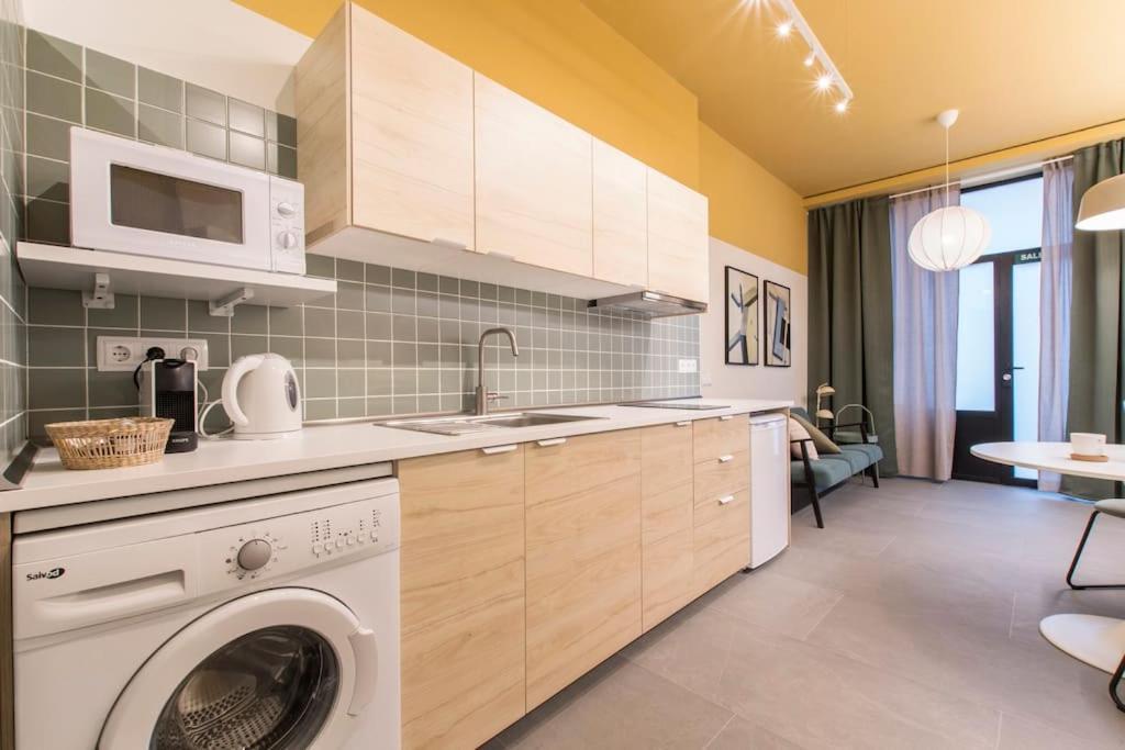 Urban Elegance, New, Stylish, Convenient, And Wow Apartment