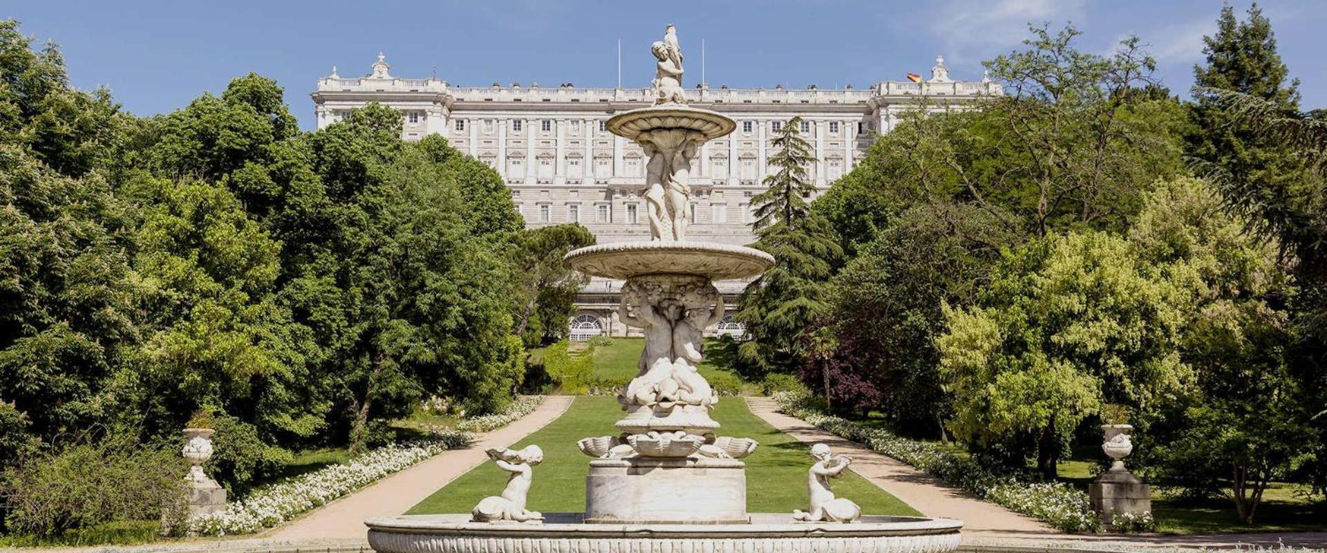 Luminoso De Diseno En Paseo Imperial Madri