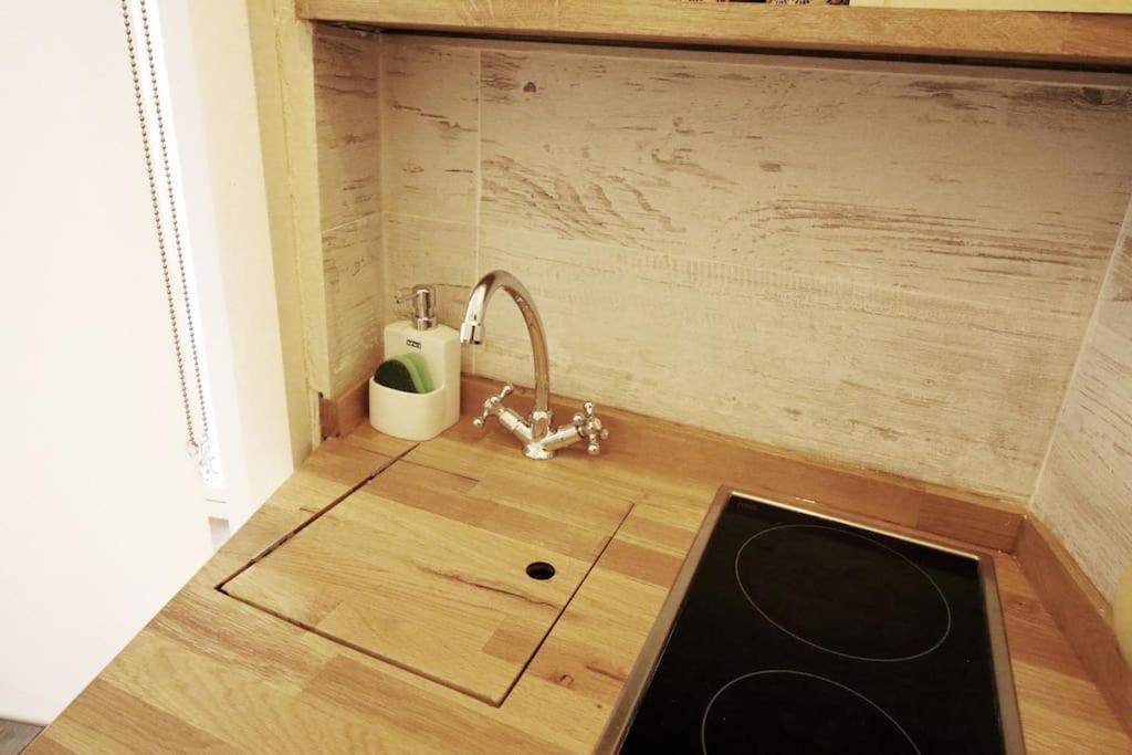 Mini Estudio De 8 M2 En El Corazon De Malasana De Membrillosuites Apartment Madrid