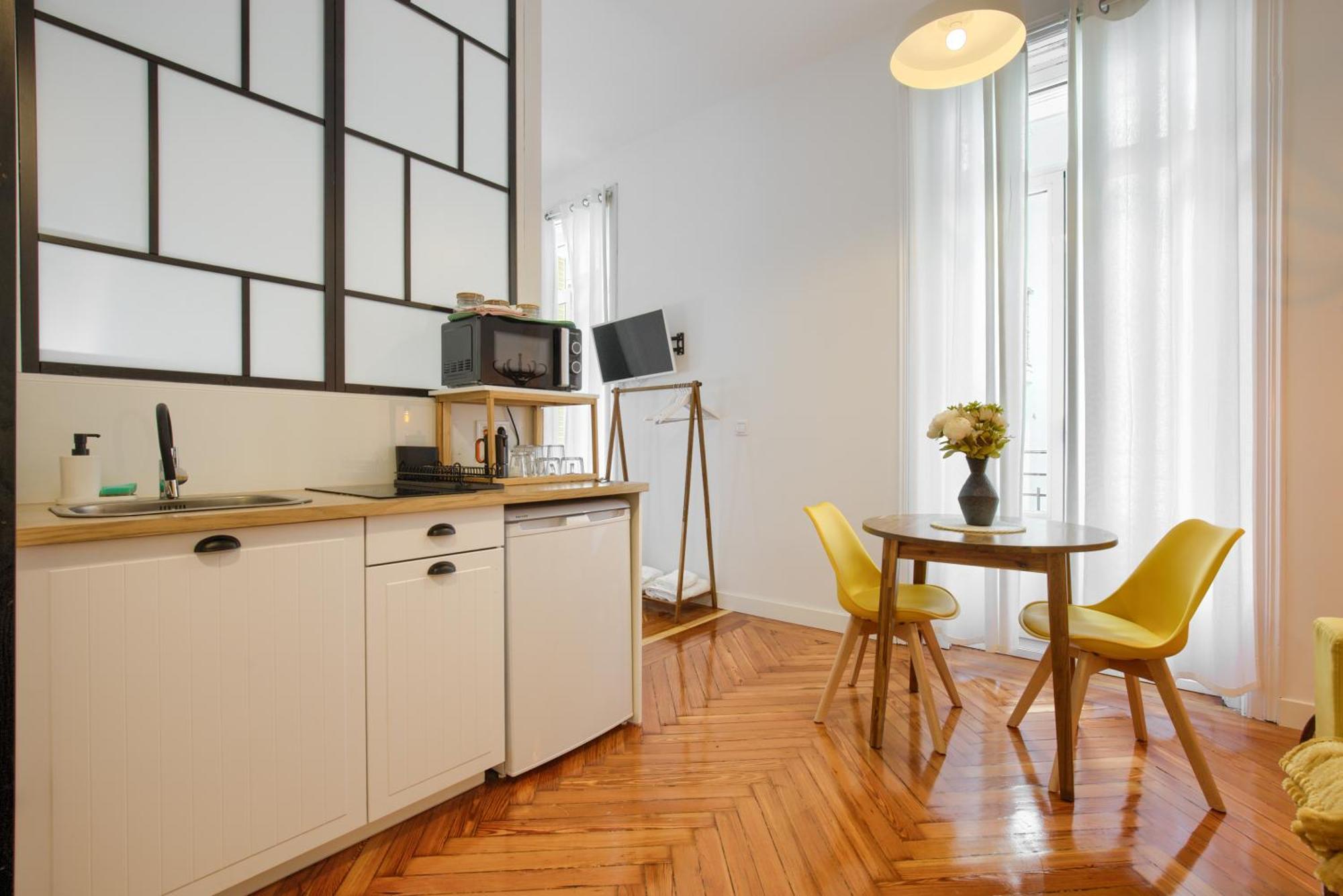 Mezzanine Orange Apartment *