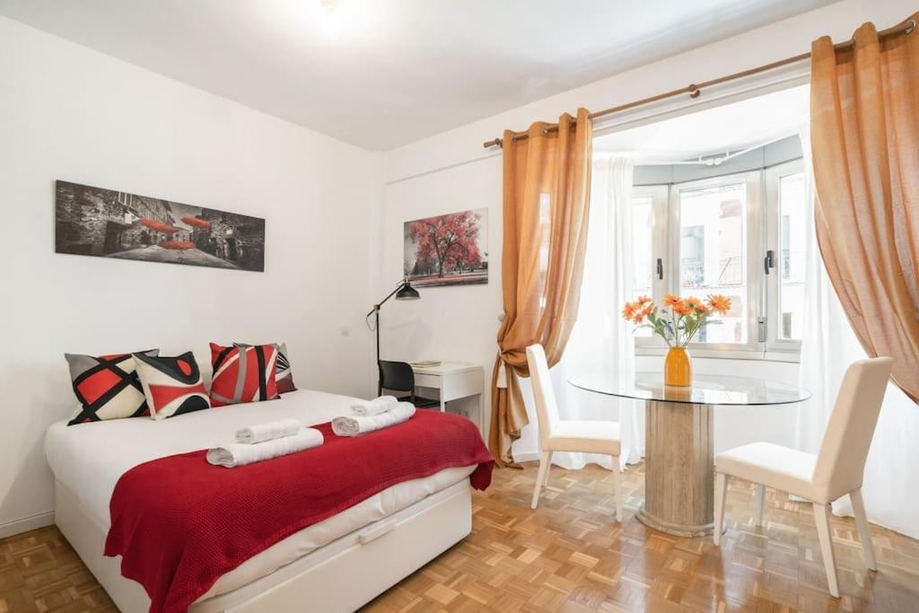 Apartment Located In Puerta De Alcala - 2 Madrid