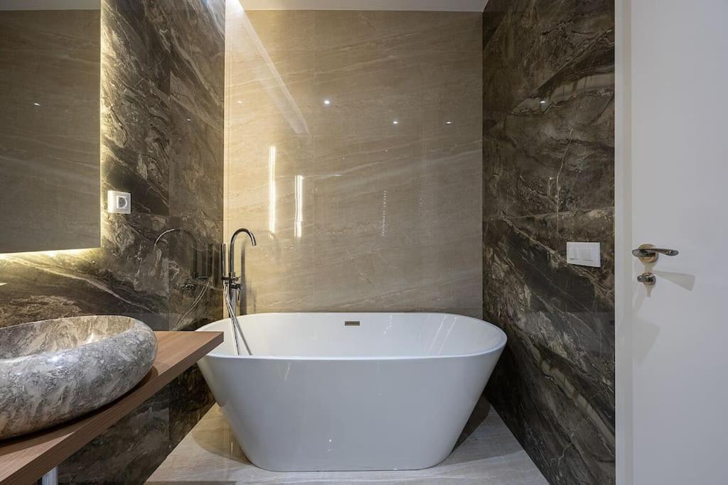 Castellana Norte I Calle Paseo De La Castellana 3br 3bh * Madrid
