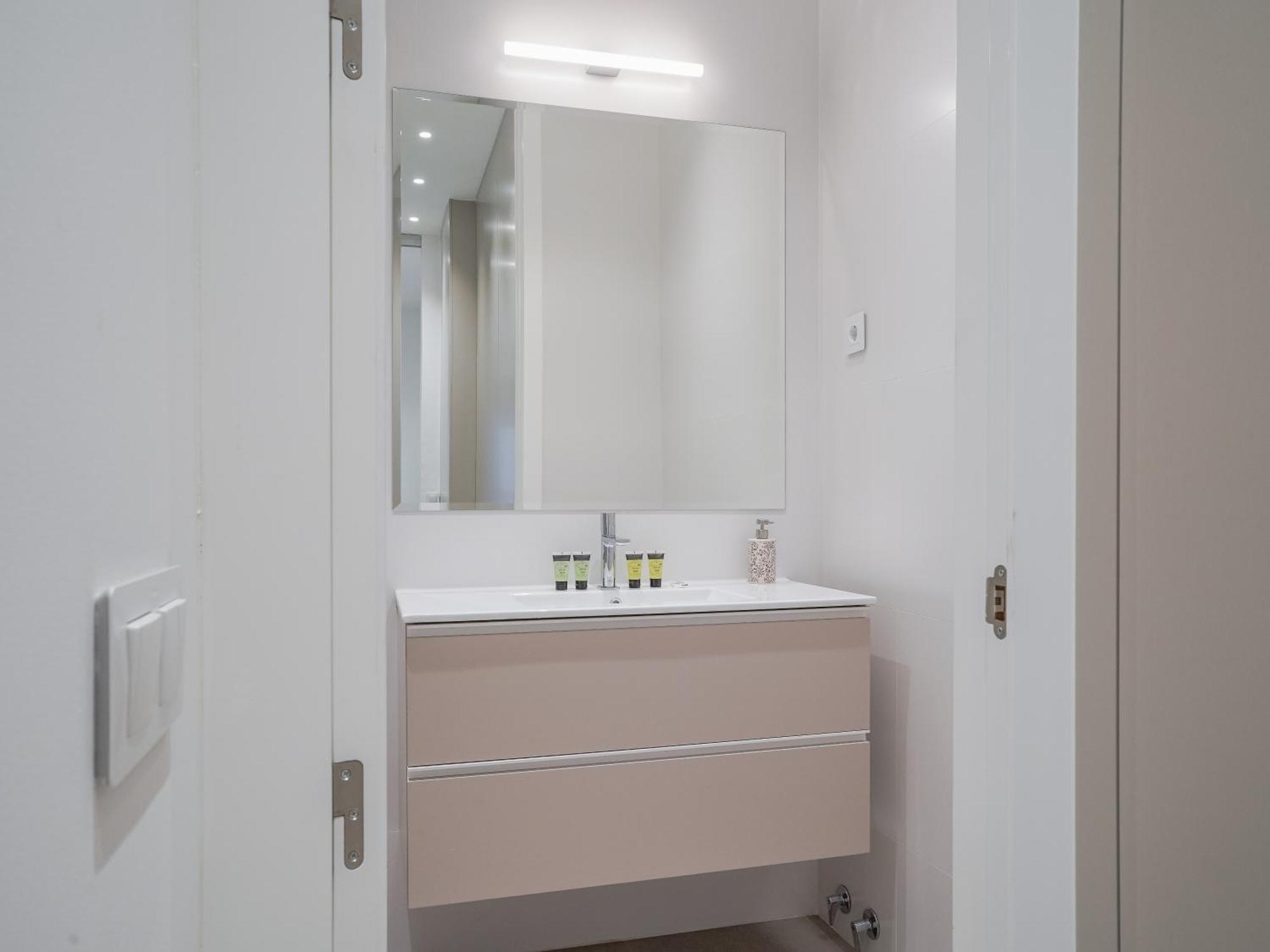 Cozy And Modern-1bedroom 1bathroom-chamberi Apartment