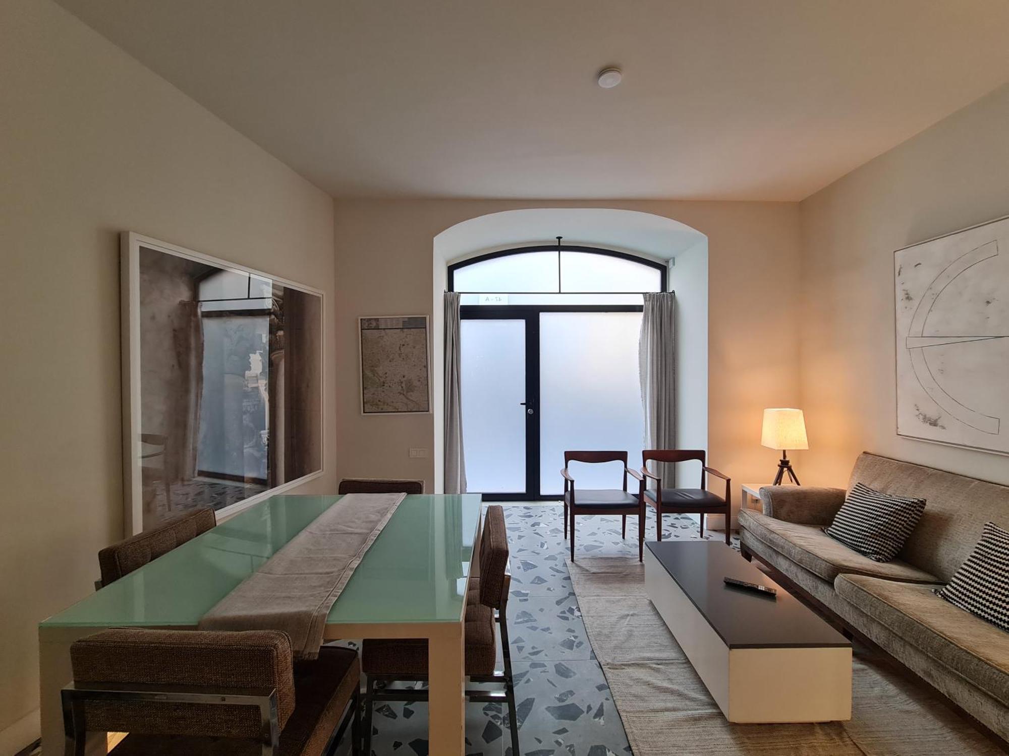 Apartment Center With 2 Bedrooms *