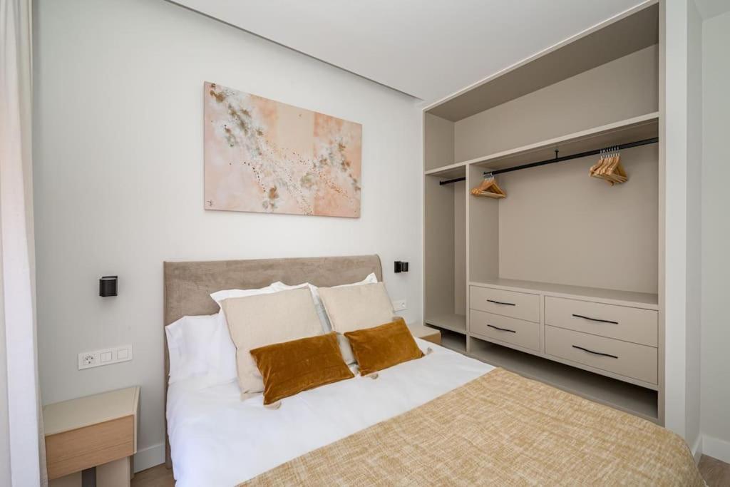 Malasana Viii Calle Jesus Del Valle 3br 3bh Apartment *