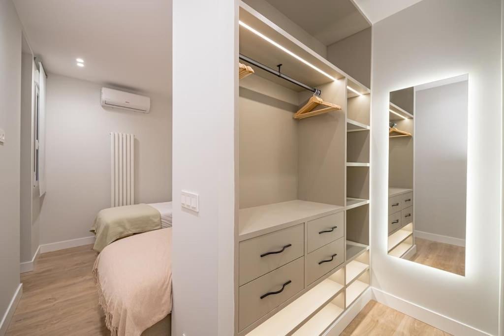 Malasana Viii Calle Jesus Del Valle 3br 3bh * Madrid