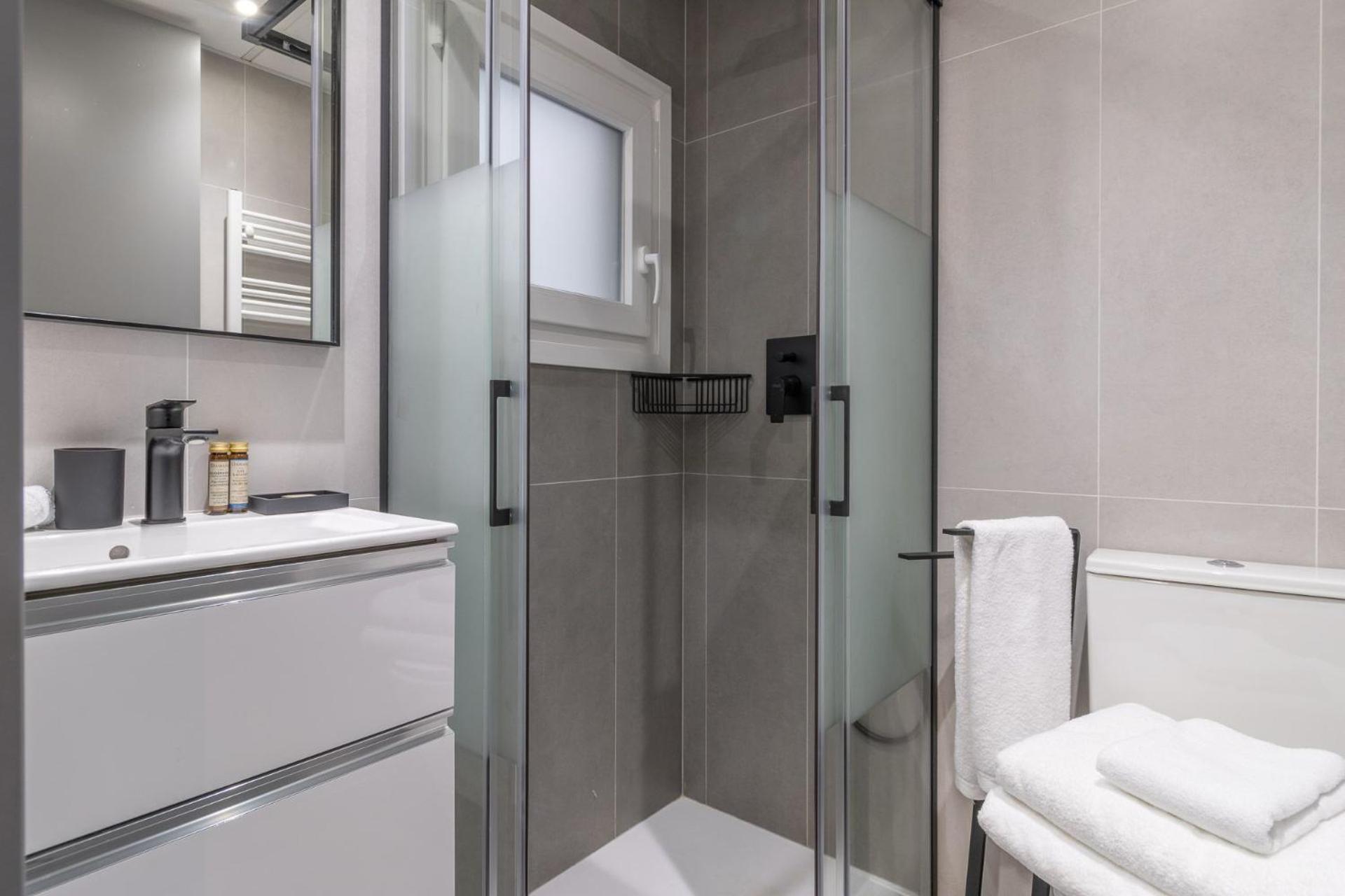 Apartment Trendy La Latina Escape For 3 Next To The Iconic Rastro Market Latina Toledo Ii *