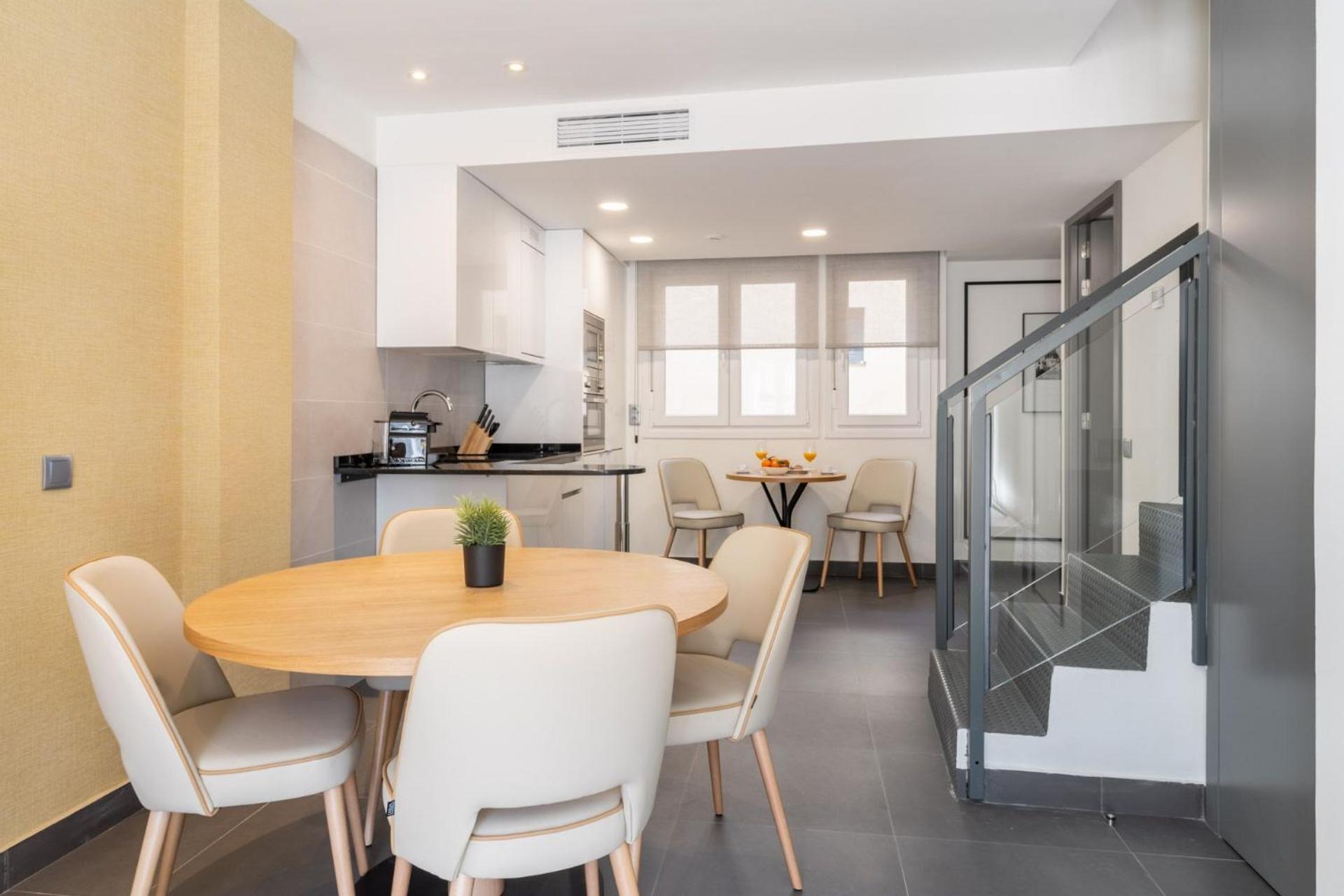 Charming Duplex Retreat For 4 Latina Toledo Atico Iii Apartment *