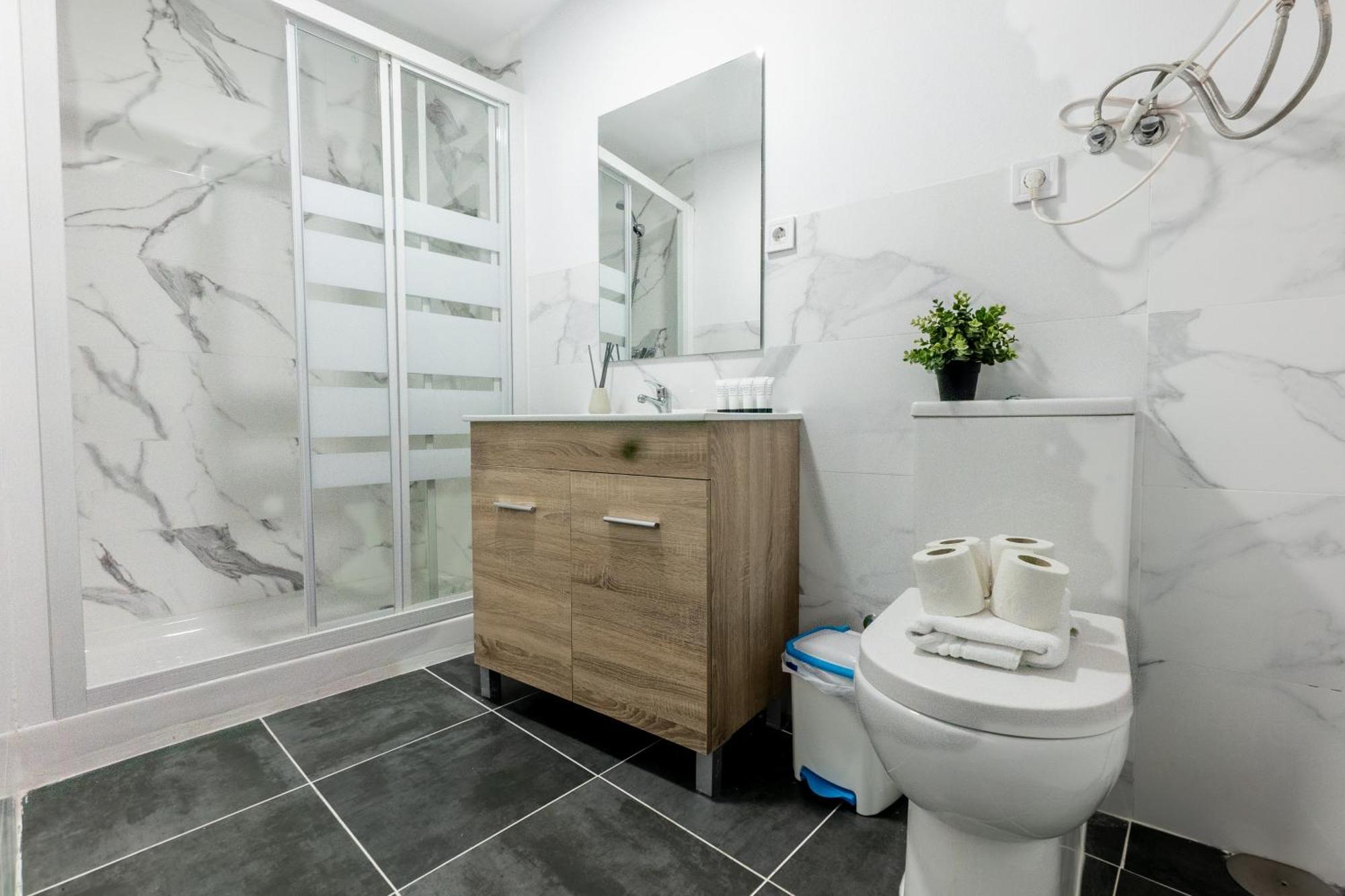 Homely 2 Bedroom In Barajas
