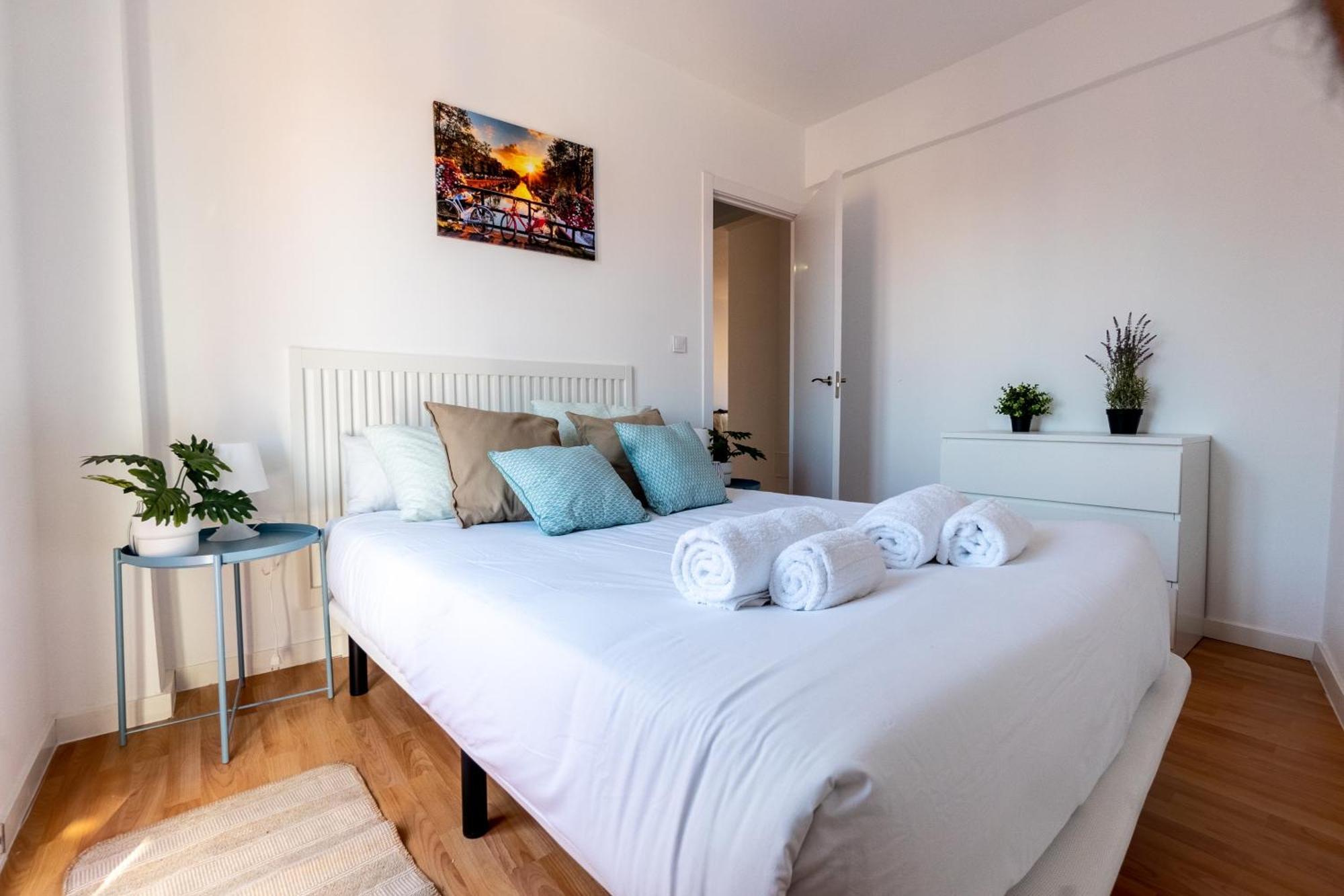 Homely 2 Bedroom In Barajas Apartment *
