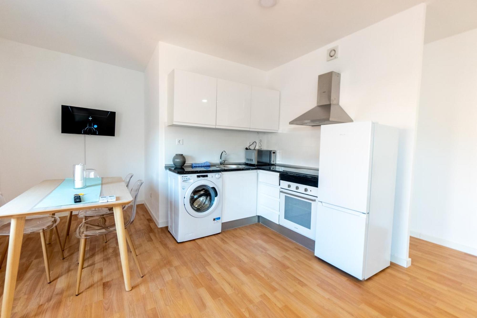 Homely 2 Bedroom In Barajas *