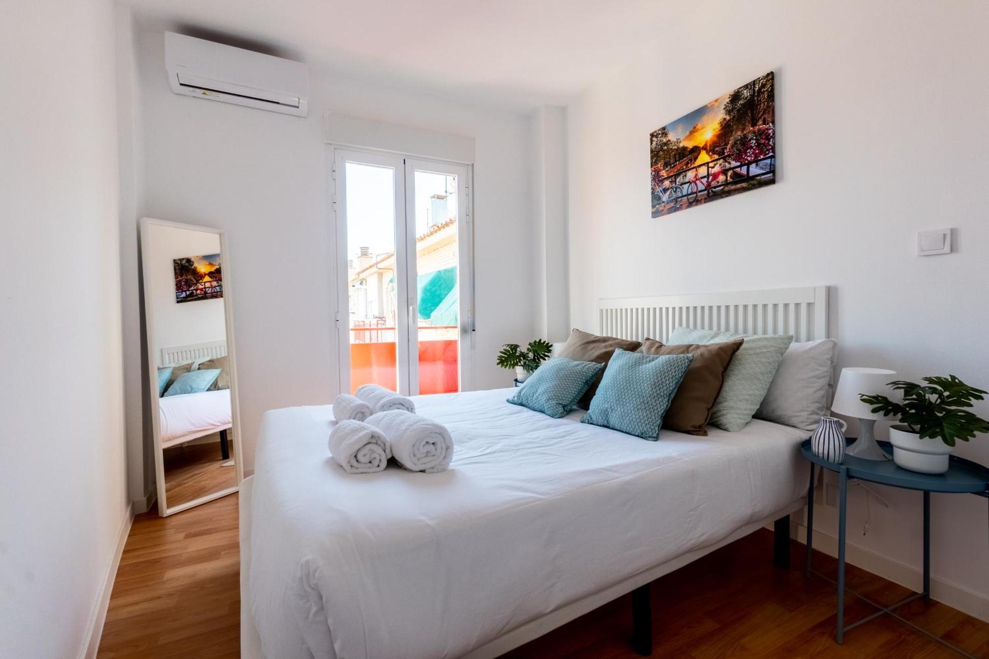 Homely 2 Bedroom In Barajas Madrid