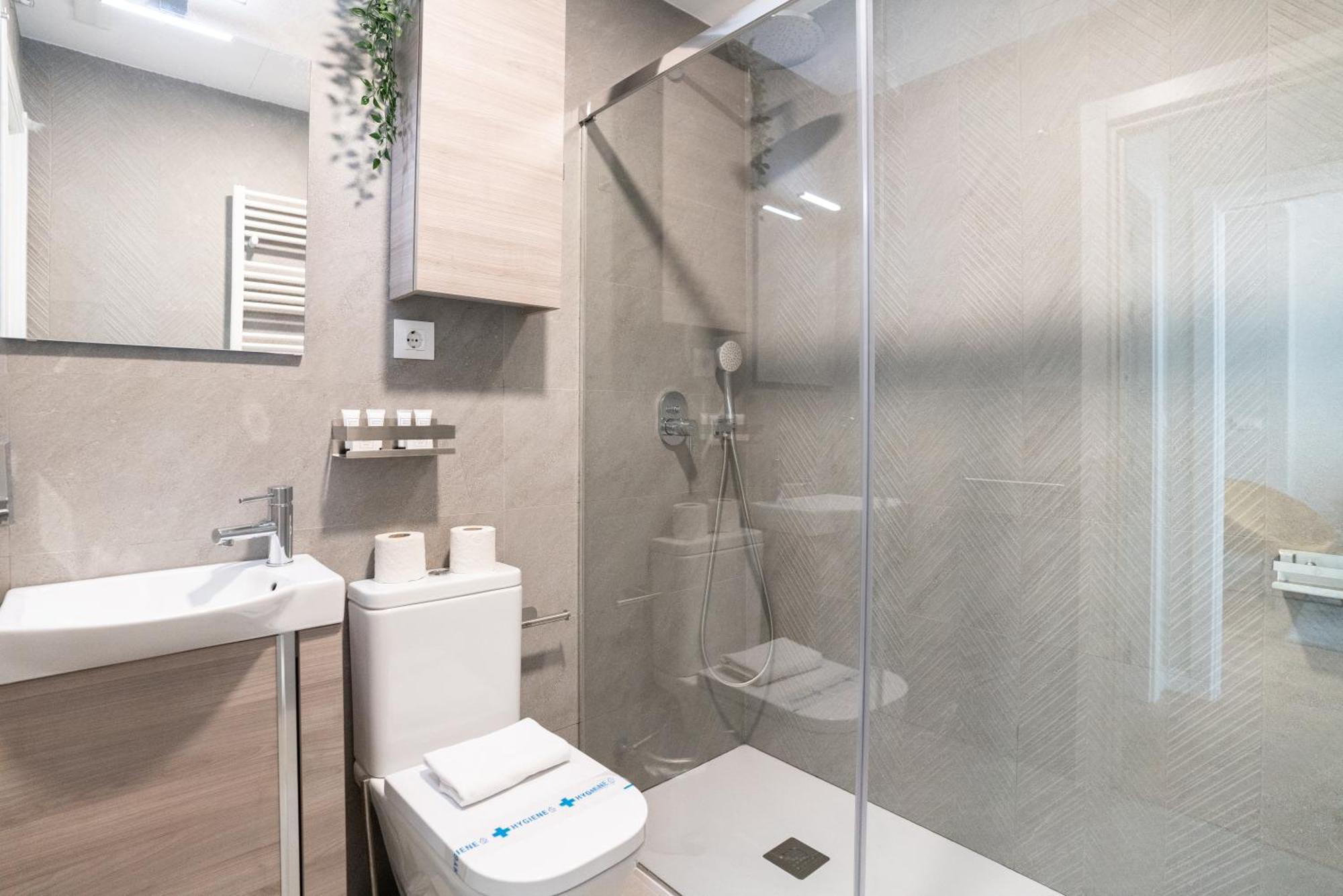 Bright And Airy 2 Bedroom In Apartment