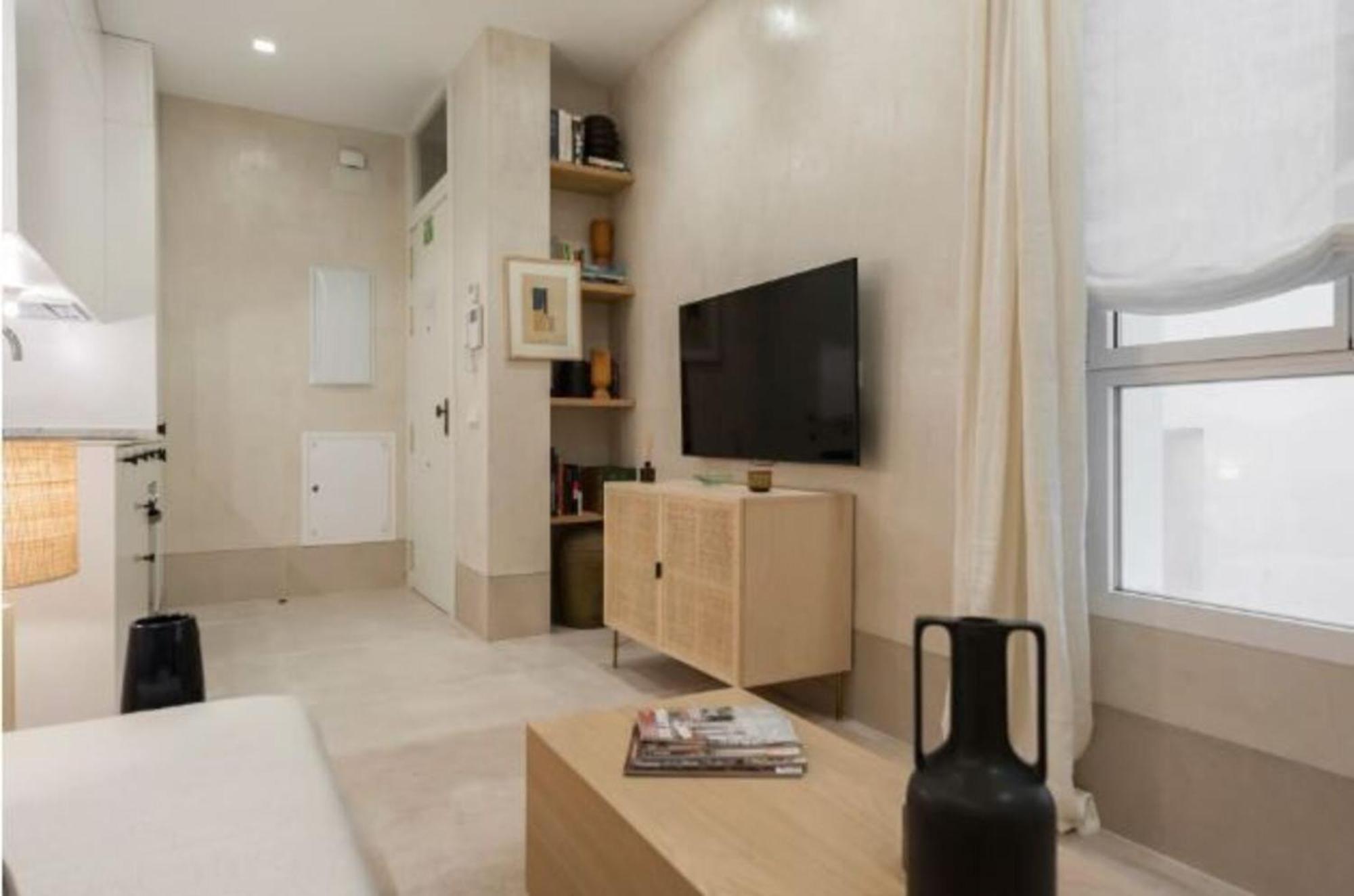 Apartment Elegant Neptuno-cortes For 2 People Madrid