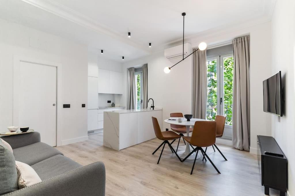 Amazing New Flat!!! Design & Style Center Apartment *