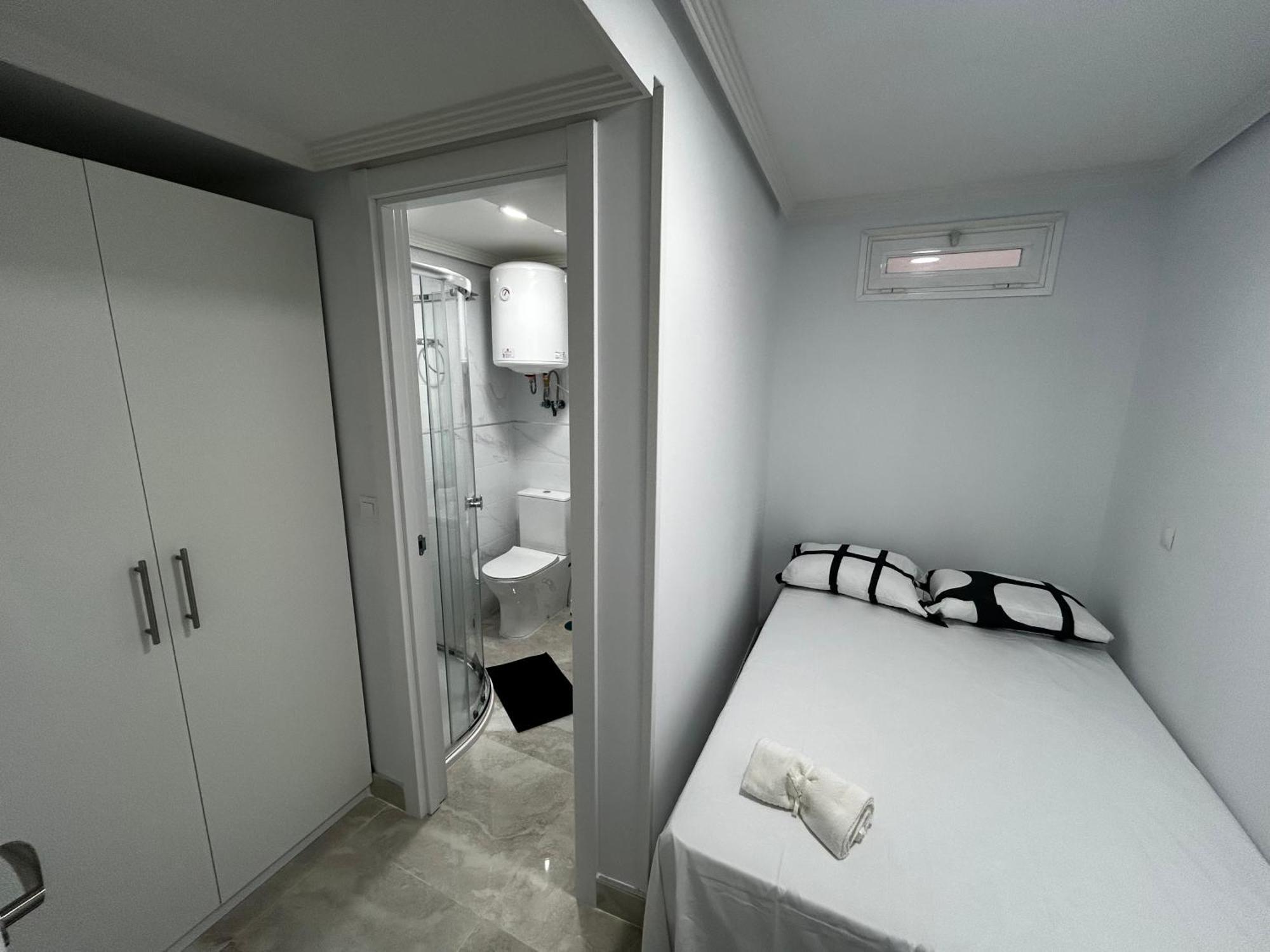 Doble Con Bano Privado En El Centro De Bed & Breakfast Madrid