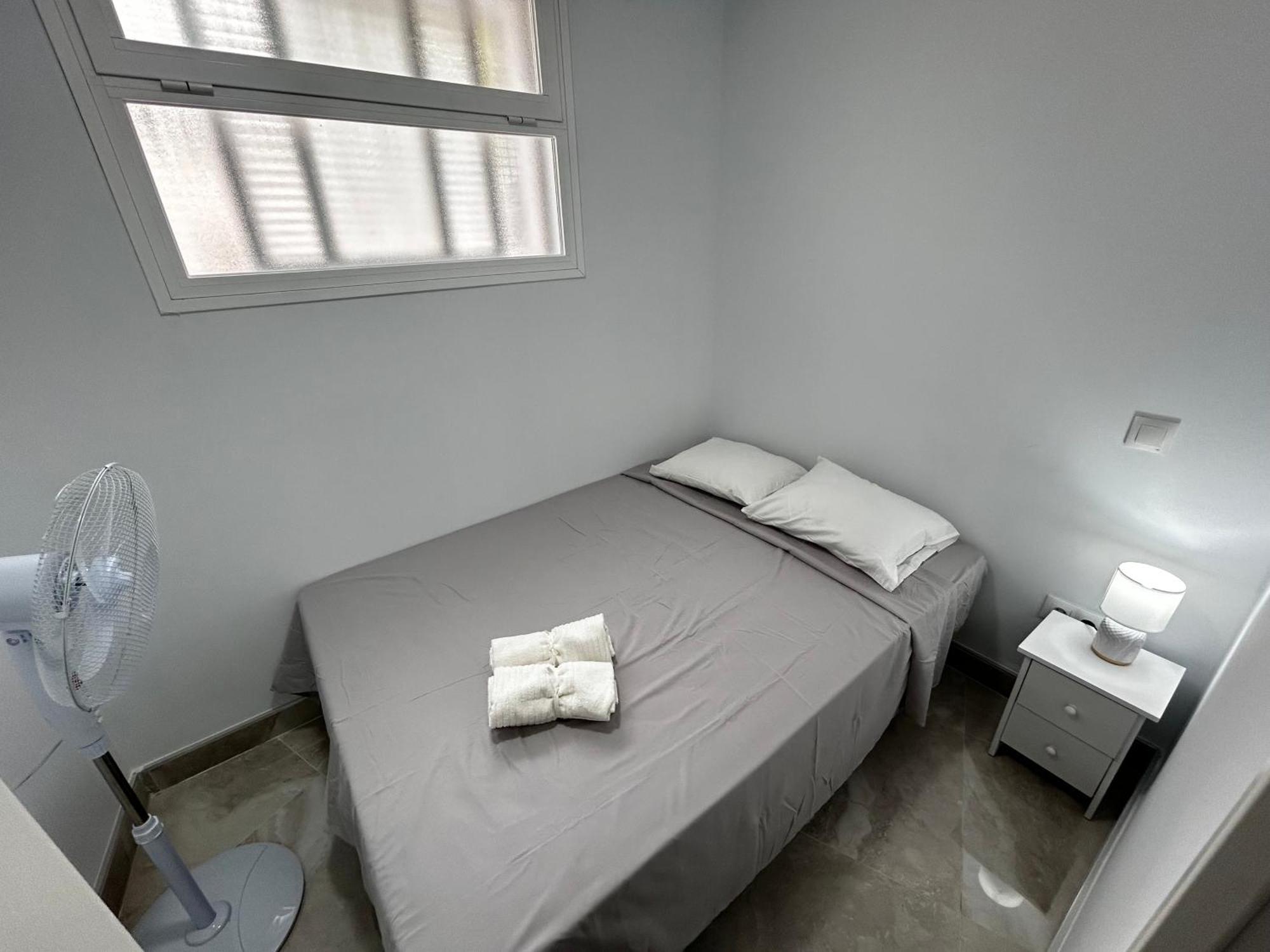 Doble Con Bano Privado En El Centro De *