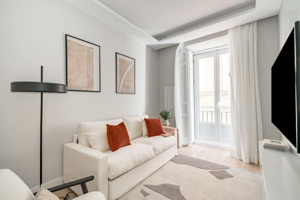 Centro Xiii Calle De La Paz 2br 2bh * Madrid