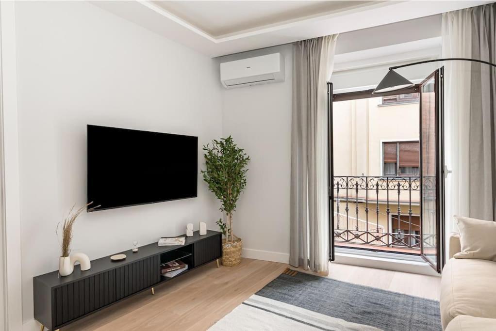 Apartment Gran Via Xii Calle Corredera Baja De San Pablo 3br 3bh
