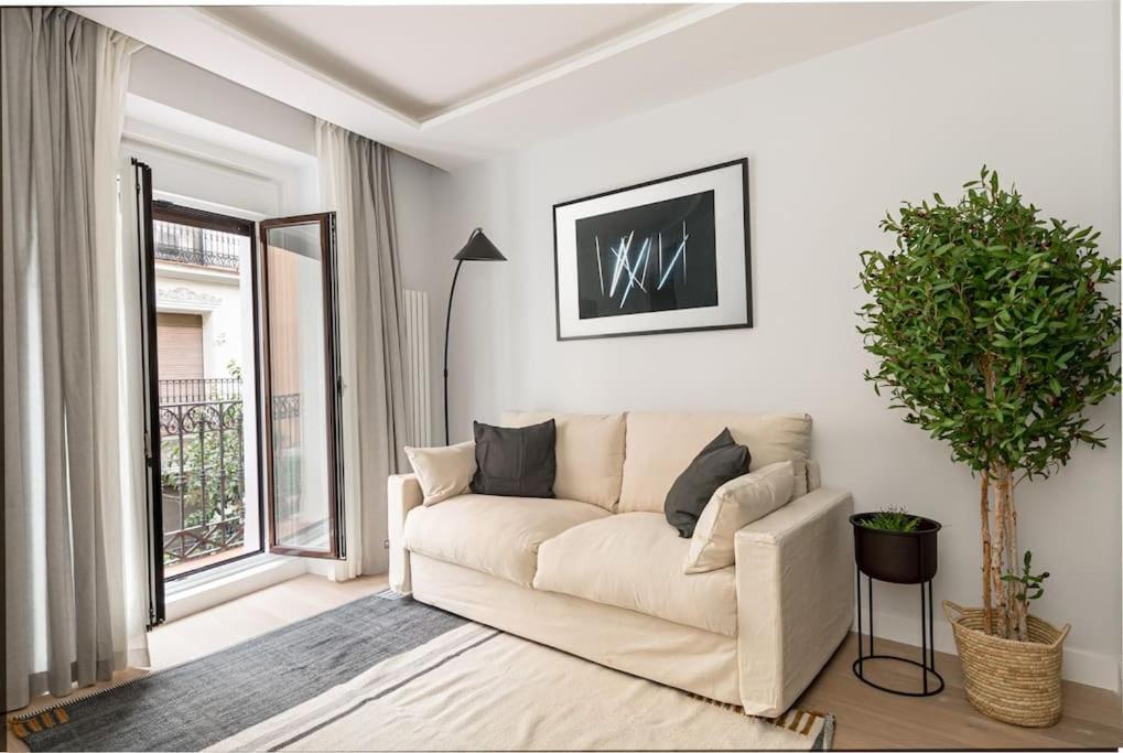 Gran Via Xii Calle Corredera Baja De San Pablo 3br 3bh Apartment *