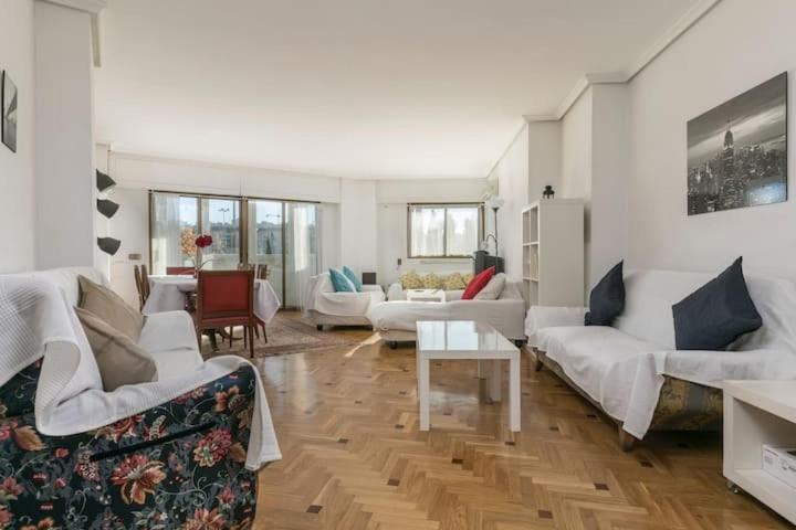 Apartamento De 200m2 En Retiro Con Piscina Apartment