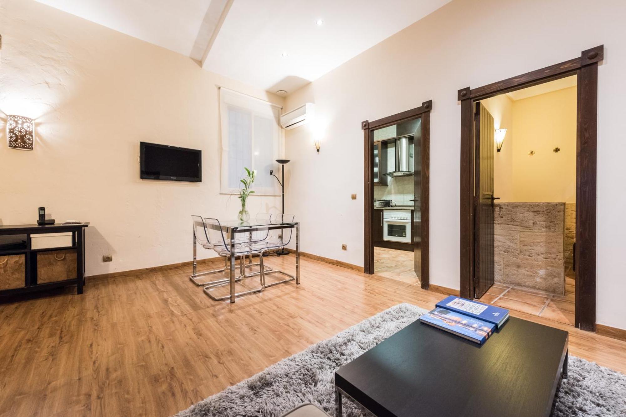 Downtown Jacuzzi Apartment *