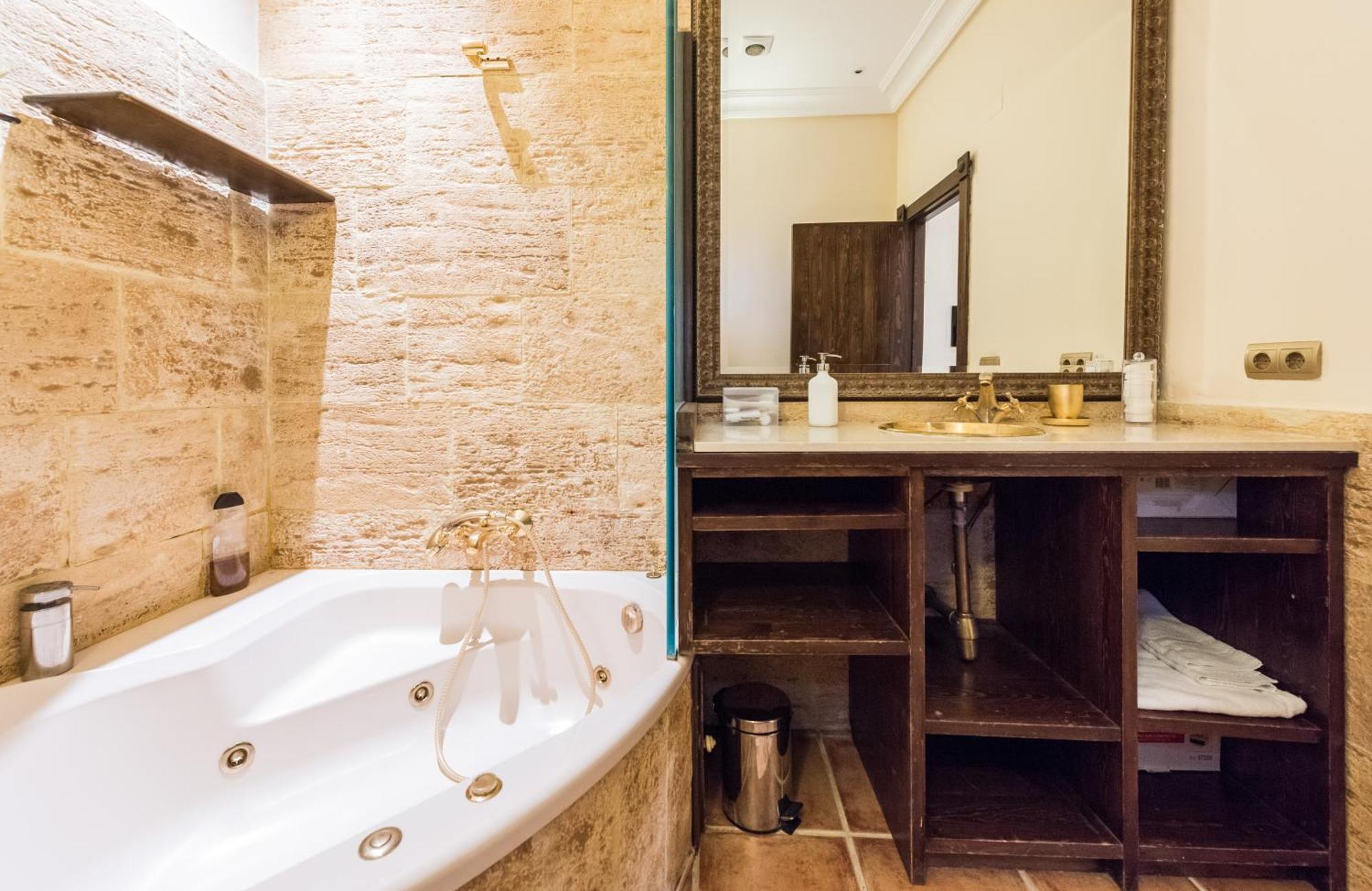 Downtown Jacuzzi Apartment