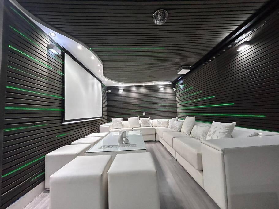 Apartment Duplex Para 8 Personas Con Sauna Jacuzzi Y Cine Madrid