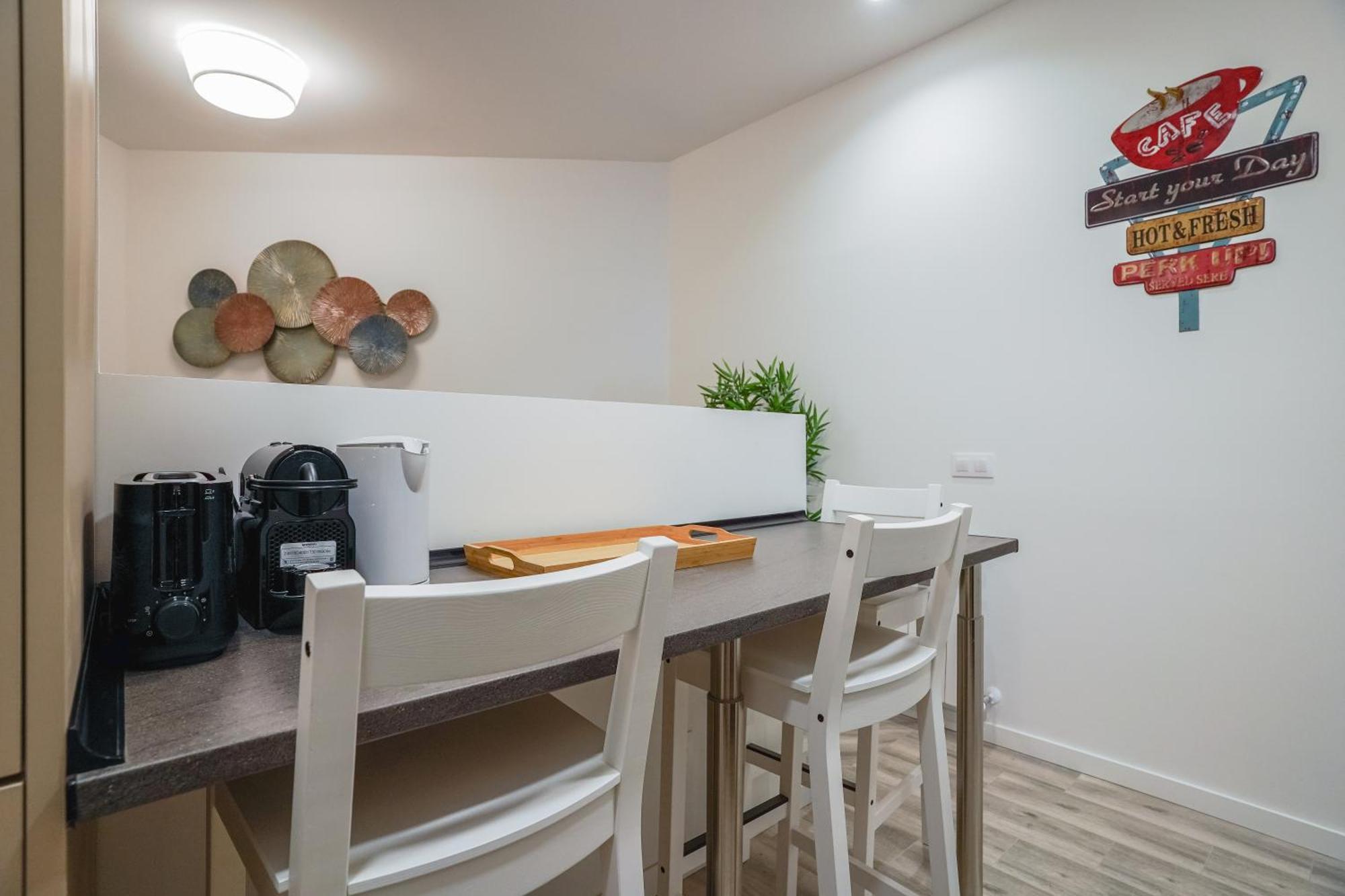 Modern And Cozy-3 Bedrooms 1 Bathroom-delicias Apartment